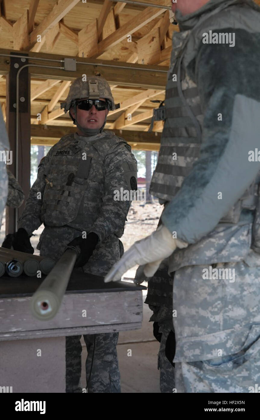 Staff Sgt Christopher Dunshee, Kampfingenieur mit 105. Pionier-Bataillon 171. Ingenieur Unternehmen unterstützt Kollegen Ingenieure in der Montage von Bangalore Torpedos für Detonation während des Trainings in Fort Bragg, N.C., 7. Februar 2015. Mindestens einmal jährlich müssen diese Soldaten die Möglichkeiten, ihre technischen Fähigkeiten durch Vorbereitung und Montage von mehreren Arten von Gebühren zu halten. (US Army National Guard Foto von Spc. Lisa Reben, 382nd Public Affairs Abteilung/freigegeben) Engineers bauen Vertrauen und Gebühren während der explosiven training 150207-Z-EH515-038 Stockfoto
