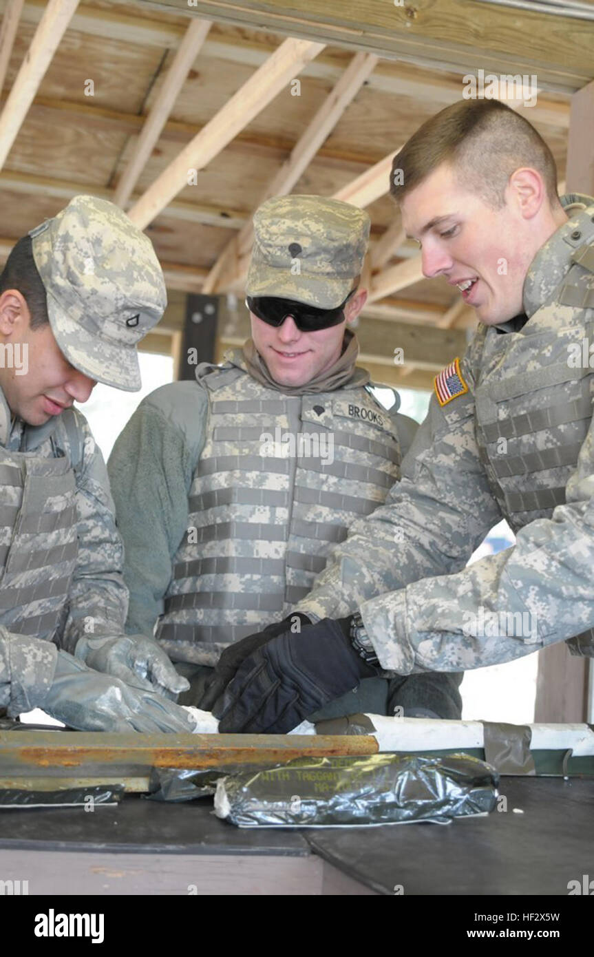 Arbeiten Sie PFC. Edwin Martinez, Spc. Terry Brooks und Pfc. Zachery Oler, Ingenieure aus dem 105. Ingenieur-Bataillon, 171. Ingenieur Pionier Unternehmen, zusammen, um eine Feuerschale Gebühr während der jährlichen Ausbildung in Fort Bragg, N.C., 7. Februar 2015 vorzubereiten. Jedes Jahr Soldaten kommen auf den Bereich um ihre praktischen Fähigkeiten mit Vorbereitung und Detonation von mehreren Arten von Sprengladungen zu üben. (US Army National Guard Foto von Spc. Lisa Reben, 382nd Public Affairs Abteilung/freigegeben) Engineers bauen Vertrauen und Gebühren während der explosiven training 150207-Z-EH515-066 Stockfoto