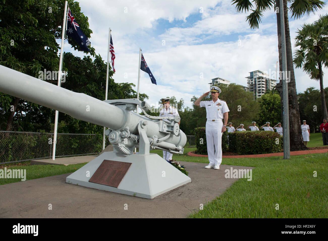 150209-N-WL435-033 DARWIN, Australien (9. Februar 2015) Chief of Naval Operations (CNO) ADM Jonathan Greenert und Vice Admiral Tim Barrett, Chef der australischen Marine, Rendern Respekt nach der Verlegung feierlich Kränze am Denkmal zu Ehren die Leben der Männer, die auf dem Schiff in den Gewässern in der Nähe von Darwin starb Verteidigung der Freiheit von Australien gegen die Japaner während des zweiten Weltkriegs USS Peary (DD-226). Das vier-Zoll-Maschinengewehr, das dient als eine Erinnerung an Waffen zur Verteidigung des Landes ausgeübt, worauf es jetzt ruht, wurde aus den Trümmern geborgen, restauriert und die Mannschaft hier auf der Esplanad gewidmet Stockfoto