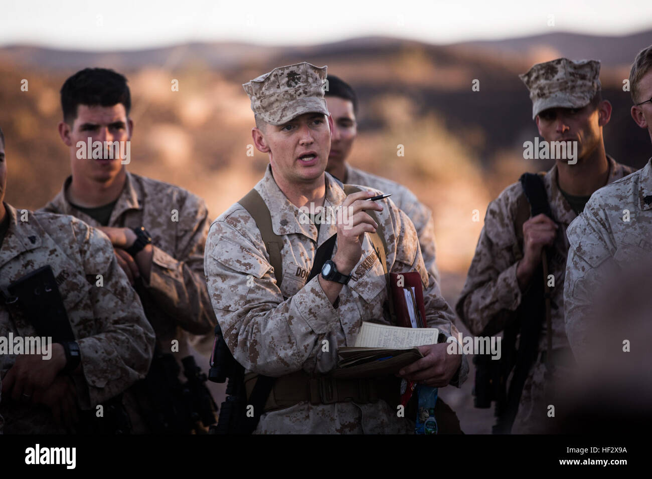 US-Marines zugewiesen 4. Marine Regiment, beteiligt sich an 1. Bataillon, 4. Marineregiment Bataillon Assault Course (BAC) Nachbesprechung während integrierte Training Übung (ITX) 2-15 am Blacktop Truppenübungsplatz an Bord Camp Wilson, Marine Corps Air Ground Combat Center Twentynine Palms, Kalifornien, 9. Februar 2015. 4. marine Regiment war das erste Regiment in der Marine Corps Geschichte, ihre Hingabe an den Feind in Weltkrieg zwei Farben je aufrollen und infolgedessen durfte nie bis jetzt auf amerikanischem Boden zu betreiben. 4. marine Regiment fungiert als das Command-Element für spezielle Zwecke Marine Stockfoto