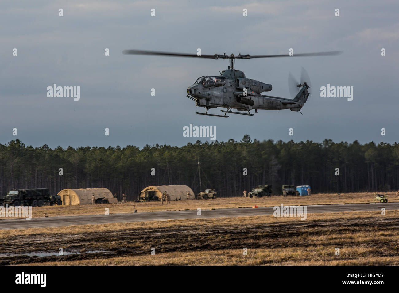 Ein US-Marine Corps AH-1 Super Cobra bereitet auf eine nach vorn Bewaffnung und Betankung Punkt am Camp Davis, N.C., 9. Februar 2015 zu landen. Marine Wing Support Squadron 274 führte die Übung in Vorbereitung auf eine bevorstehende Waffen Taktik Instructor Kurs. (Foto: U.S. Marine Corps CPL James R. Skelton/freigegeben) HAP-274 FARP 150209-M-UY829-133 Stockfoto