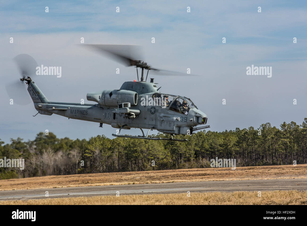 Ein US-Marine Corps AH-1 Super Cobra startet vom Flugplatz während einer vorwärts Bewaffnung und Betankung Punkt Übung am Camp Davis, N.C., 9. Februar 2015. Marine Wing Support Squadron 274 führte die Übung in Vorbereitung auf eine bevorstehende Waffen Taktik Instructor Kurs. (Foto: U.S. Marine Corps CPL James R. Skelton/freigegeben) HAP-274 FARP 150209-M-UY829-381 Stockfoto