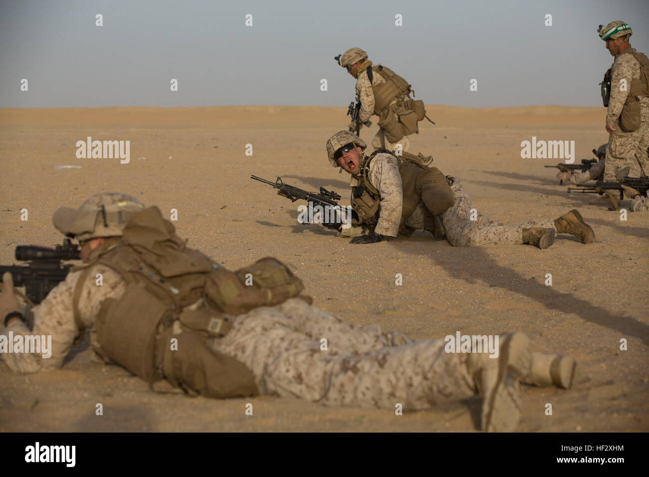 Sgt. Zachary Poe, ein Assaultman mit Ostindien-Kompanie, Battalion Landing Team 3. Bataillon, 6. Marine Regiment, 24. Marine Expeditionary Unit, kommuniziert mit seiner Mannschaft während eines Manövers unter Feuer Übung im Udairi Bereich, Kuwait, 11. Februar 2015. Eine Kontingent von MEU Marines gingen an Land in Kuwait als Teil der geplanten Sustainment Ausbildung. Die 24. MEU ist auf den Schiffen der Iwo Jima amphibisches bereit Gruppe in Angriff genommen und eingesetzt, um die Aufrechterhaltung der regionalen Sicherheit in den USA 5. Flotte Einsatzgebiet. (Foto: U.S. Marine Corps CPL. Todd F. Michalek/freigegeben) 24. Marine Expeditionary Uni Stockfoto