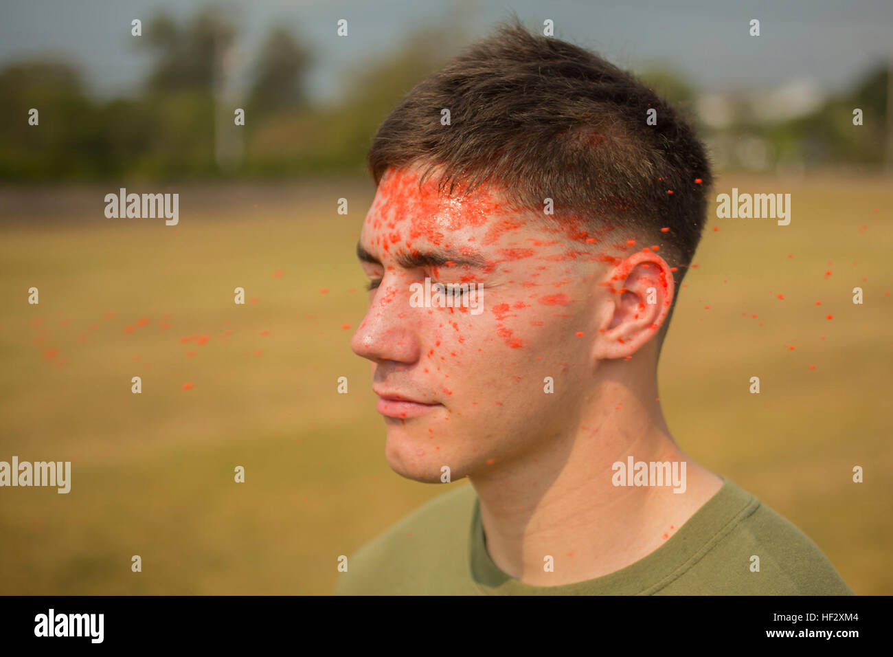 U.S. Marine CPL Andrew Lavender, begeben Sie sich nicht unsere zuständigen Offizier mit Bekämpfung der Logistik-Regiment 37, 3rd Marine Logistics Group, ist verseucht mit inerten Oleoresin Capsicum Spray für OC training während der Übung Cobra Gold 2015, um Camp Samaesan, Sattahip, Thailand, 12. Februar 2015. CG 15, in seiner 34. Iteration, soll eine gemeinsame und multinationale Veranstaltungsort können Sie Bereitschaft, beibehalten und die Betonung der Sicherheit und Zusammenarbeit mit Partnerstaaten um effektive Lösungen für gemeinsame Herausforderungen in der Region Asien-Pazifik zu erreichen. (U.S. Marine Corps Foto von Lance Corporal Ro Stockfoto