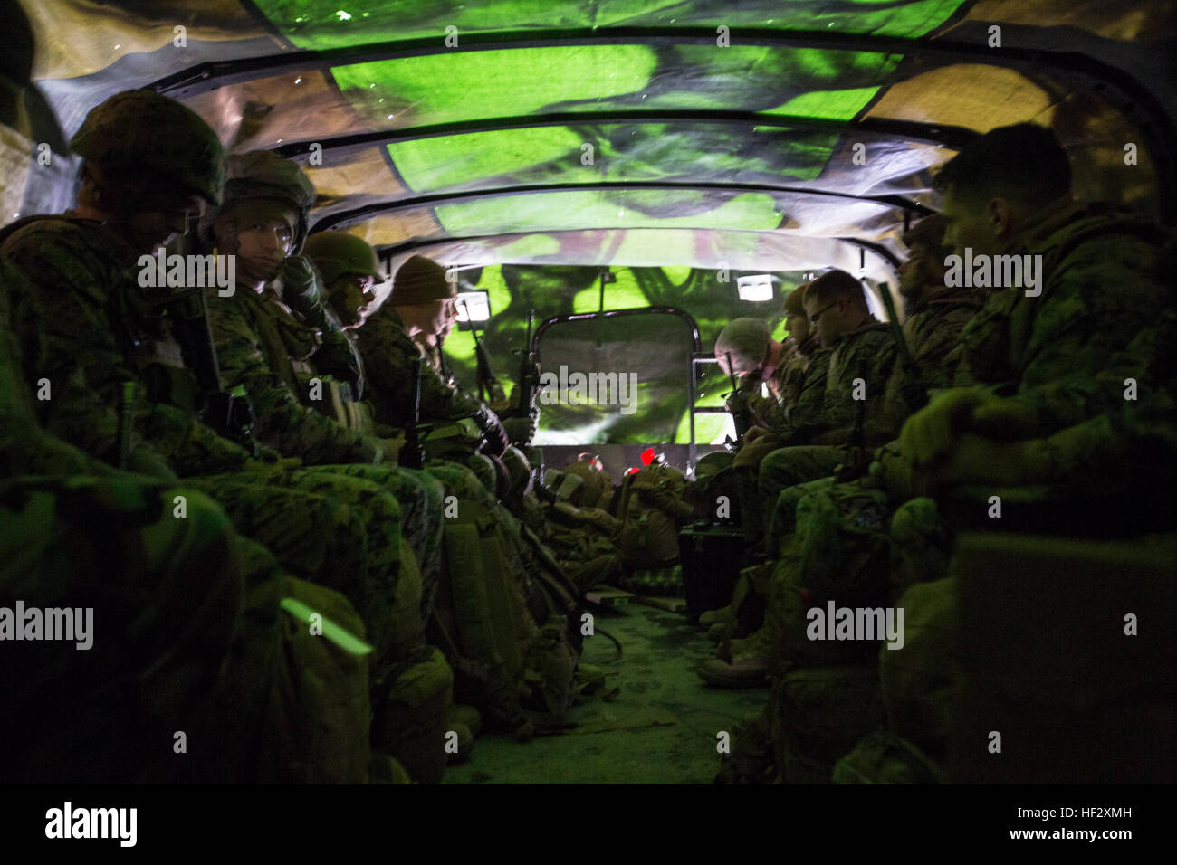 US-Marines mit Alpha Company, 1. Bataillon, 8. Marineregiment (1/8), 2. Marine Division (MARDIV), sitzen auf der Rückseite ein Medium taktische Fahrzeug Ersatz für Camp Upshur, Marine Corps Base Quantico, VA., 12. Februar 2015 geleitet. Marines mit 1/8 teilgenommen in einer Bereitstellung für Übung, dessen Schwerpunkt Stabilisierungsoperationen und verschiedenen Übungen. (Foto: U.S. Marine Corps Lance Cpl. Kelly L. Straße, 2. MARDIV Bekämpfung der Kamera/freigegeben) 1-8 Marines Bereitstellung für Training Übung (DFT) 150212-M-OU200-075 Stockfoto
