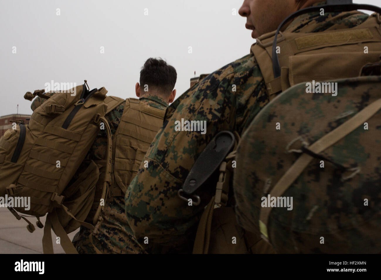 U.S. Marine Corps CPL John N. Andreadis, links, Infanterie automatischen Rifleman und CPL. Alexander Mayberry, Teamleiter, sowohl mit Alpha Company, 1. Bataillon, 8. Marineregiment (1/8), 2. Marine Division (MARDIV), zu Fuß zum einen Flugzeughangar in Vorbereitung auf dem Medium Tactical Vehicle Ersatz für Camp Upshur, Marine Corps Base Quantico, VA., 12. Februar 2015 transportiert werden. Marines mit 1/8 teilgenommen in einer Bereitstellung für Übung, dessen Schwerpunkt Stabilisierungsoperationen und verschiedenen Übungen. (Foto: U.S. Marine Corps Lance Cpl. Kelly L. Straße, 2. Bekämpfung der MARDIV Kamera / Stockfoto