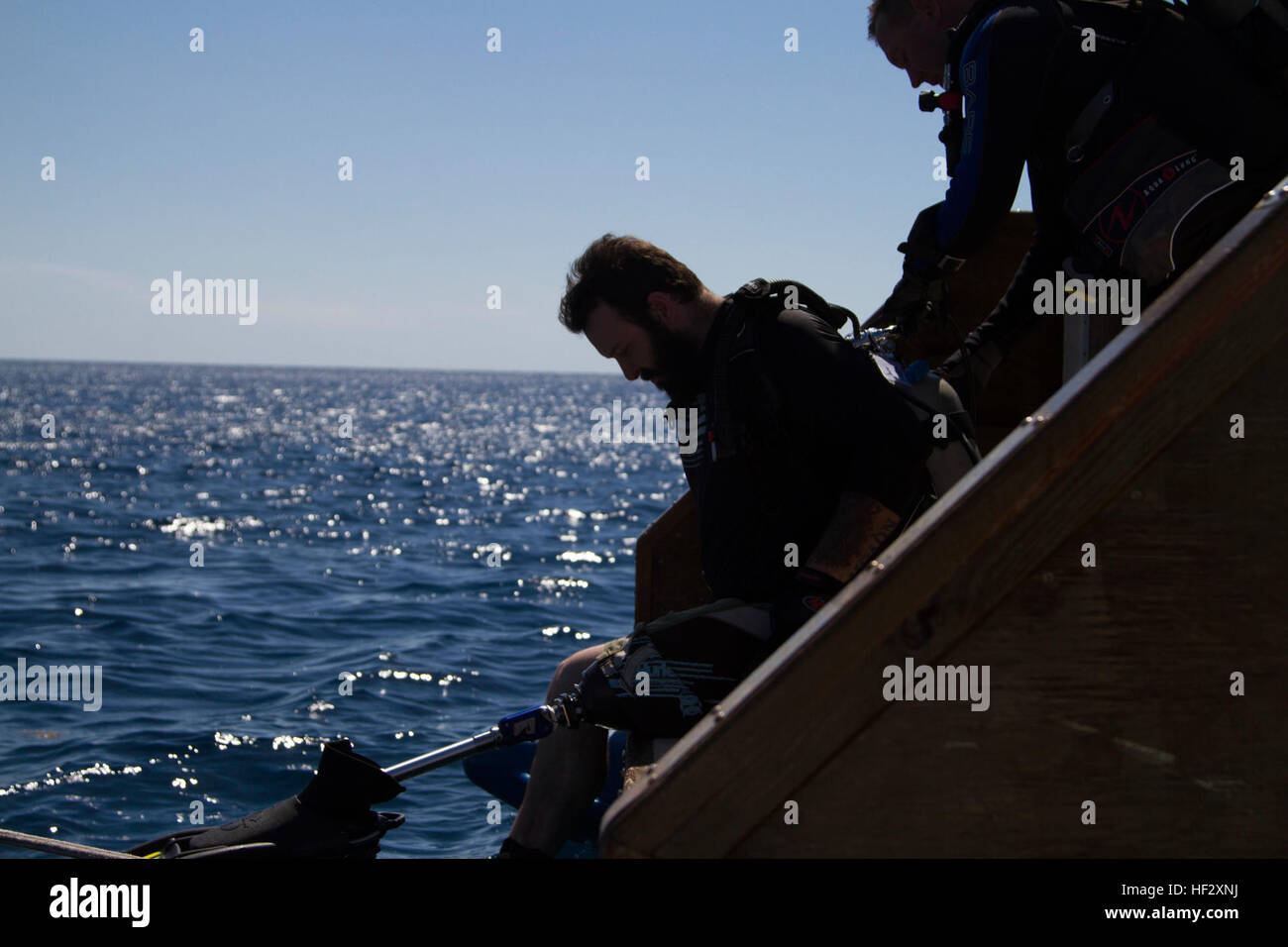 Jace Badia, pensionierte US Army Staff Sergeant, bereitet sich auf das Wasser aus der Küste von US Naval Station Guantanamo Bay, Kuba, Februar 12 geben. Er kam mit Soldaten Unternehmen behinderten Tauchen, eine gemeinnützige Organisation. (US Armee-Foto von Sgt. Adrian Borunda/freigegeben) Weiterzumachen mit Scuba 150213-Z-CZ735-0023 Stockfoto