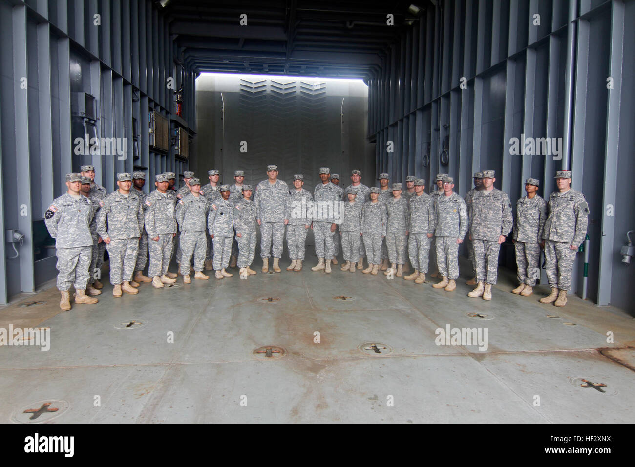 Armee-Stabschef General Ray Odierno spricht mit 8. Theater Sustainment Command junior Führer aus der Gruppe der jungen Alaka'i auf dem Deck der logistischen Unterstützung Schiff-7 Staff Sgt Robert T. Kuroda 12 Februar auf gemeinsamer Basis Pearl Harbor-Hickam, Hawaii. Chef des Stabes betrachtet Armee Wasserfahrzeug, verwandte Funktionen 150212-A-JU327-286 Stockfoto