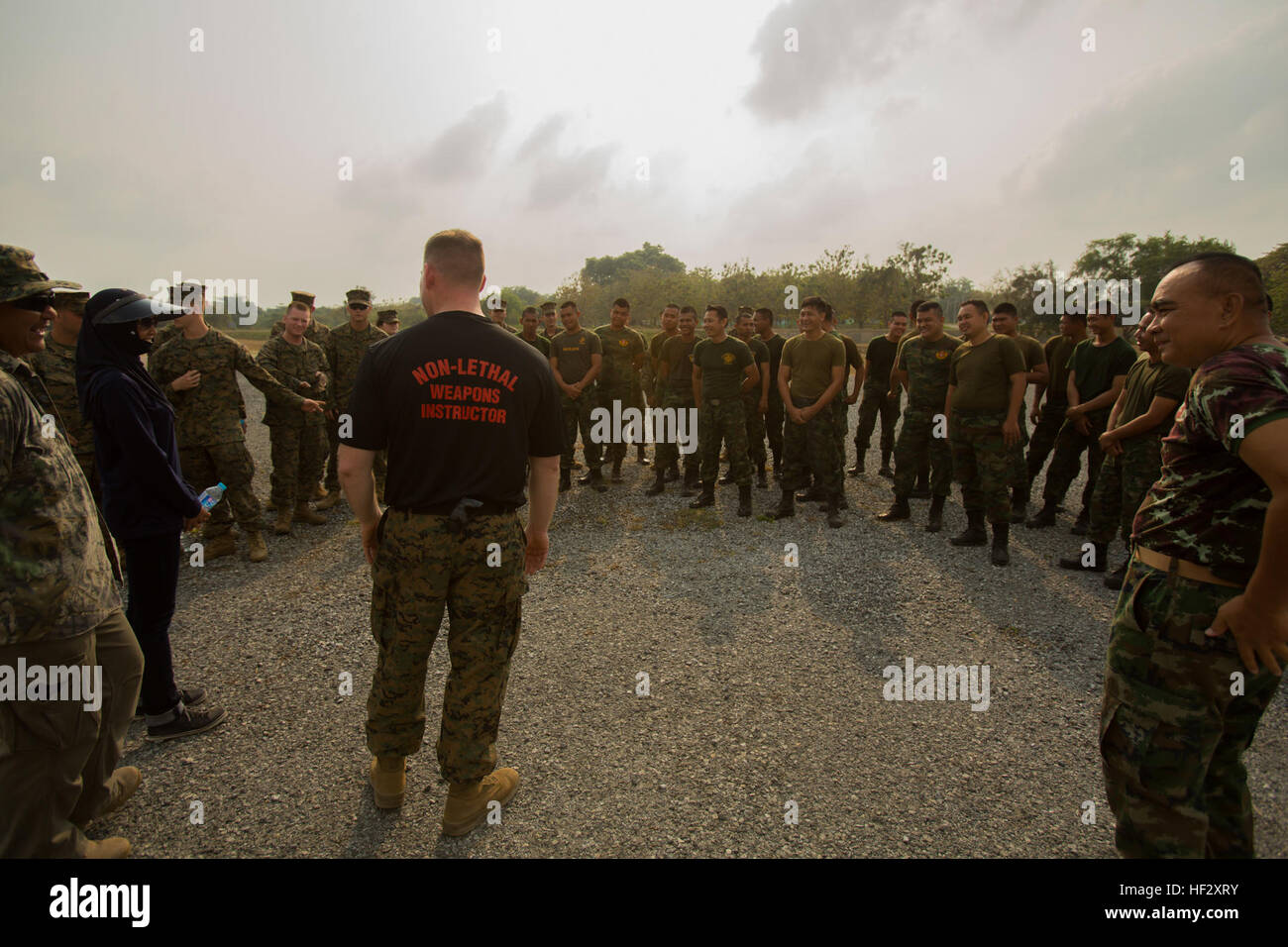 US Marine Staff Sgt Erin Thompson, nicht-tödliche Waffen Lehrer mit C Company, 3. Law Enforcement Bataillon, verleiht eine Oleoresin Capsicum Sicherheit kurze USA und Royal Thai Marines während der Übung Cobra Gold 2015, um Camp Samaesan, Sattahip, Thailand, 12. Februar 2015. CG 15, in seiner 34. Iteration, soll eine gemeinsame und multinationale Veranstaltungsort können Sie Bereitschaft, beibehalten und die Betonung der Sicherheit und Zusammenarbeit mit Partnerstaaten um effektive Lösungen für gemeinsame Herausforderungen in der Region Asien-Pazifik zu erreichen. (U.S. Marine Corps Foto von Lance Corporal Robert Gonzales/Relea Stockfoto