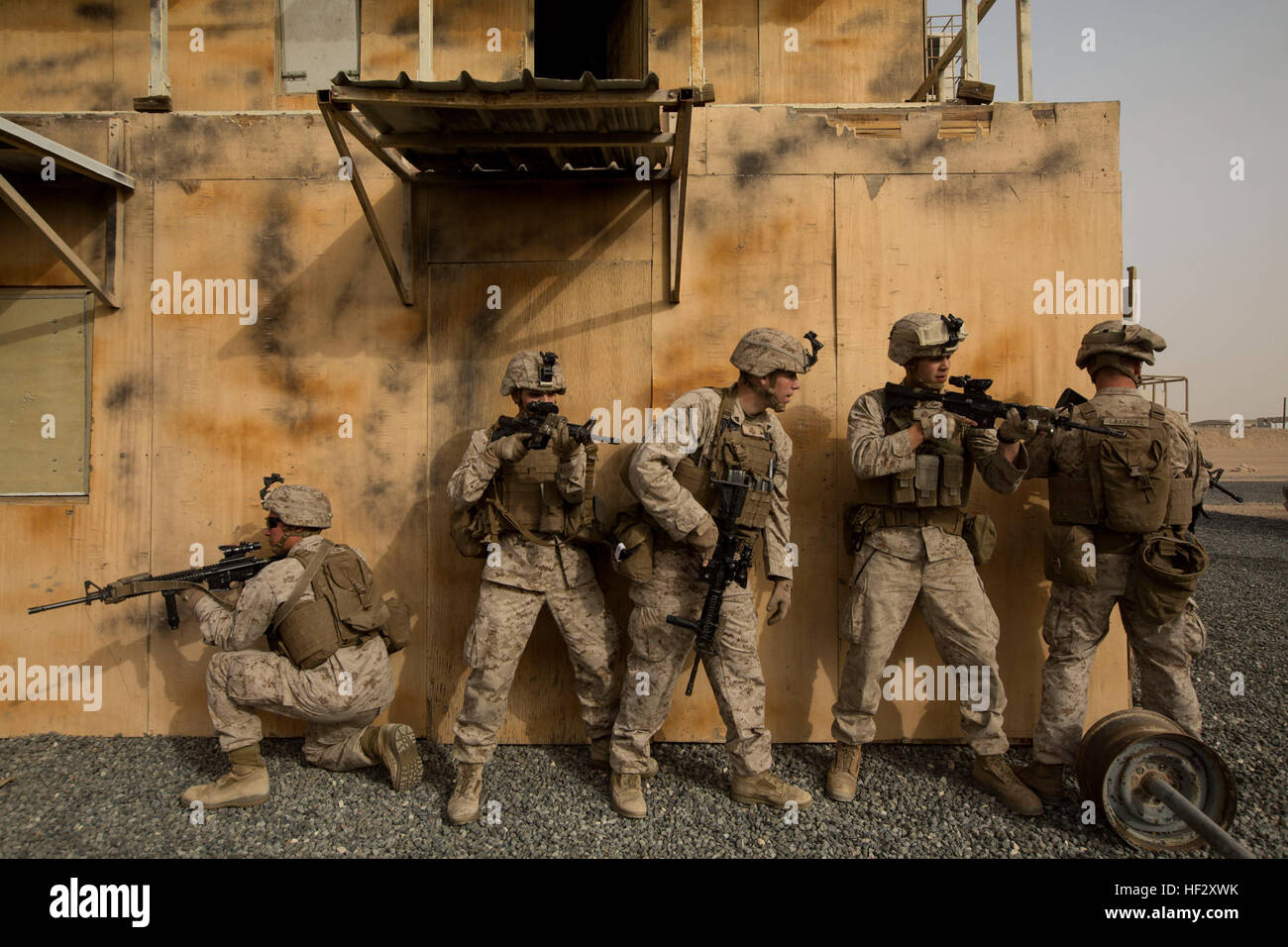 Marines mit Ostindien-Kompanie, Battalion Landing Team 3. Bataillon, 6. Marine Regiment, 24. Marine Expeditionary Unit, stack gegen ein Gebäude bei militärischen Operationen in urbanem Gelände oder MOUT, Ausbildung bei Camp Beuhring, Kuwait, 13. Februar 2015. Eine Kontingent von MEU Marines ist an Land in Kuwait als Teil der geplanten Sustainment Ausbildung. Die 24. MEU ist an Bord der Schiffe der Iwo Jima amphibisches bereit Gruppe in Angriff genommen und eingesetzt, um die Aufrechterhaltung der regionalen Sicherheit in den USA 5. Flotte Einsatzgebiet. (Foto: U.S. Marine Corps CPL. Todd F. Michalek/freigegeben) 24. MEU führt MOUT Ausbildung 150 Stockfoto