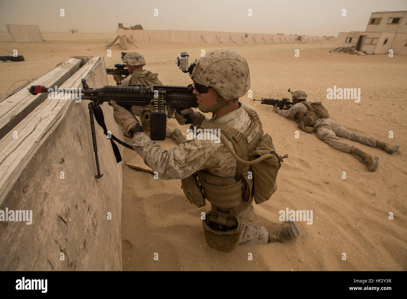 Marines mit Ostindien-Kompanie, Battalion Landing Team 3. Bataillon, 6. Marine Regiment, 24. Marine Expeditionary Unit (MEU), post Sicherheit während einer vertikalen Angriff RAID-Übung nächster Udairi in Kuwait, 16. Februar 2015. Eine Kontingent von MEU Marines ist an Land in Kuwait als Teil der geplanten Sustainment Ausbildung. Die 24. MEU ist auf den Schiffen der Iwo Jima amphibisches bereit Gruppe in Angriff genommen und eingesetzt, um die Aufrechterhaltung der regionalen Sicherheit in den USA 5. Flotte Einsatzgebiet. (Foto: U.S. Marine Corps CPL. Todd F. Michalek/freigegeben) 24. MEU führt vertikale Oberfläche kombinierte RAID-Übung 150216-M Stockfoto