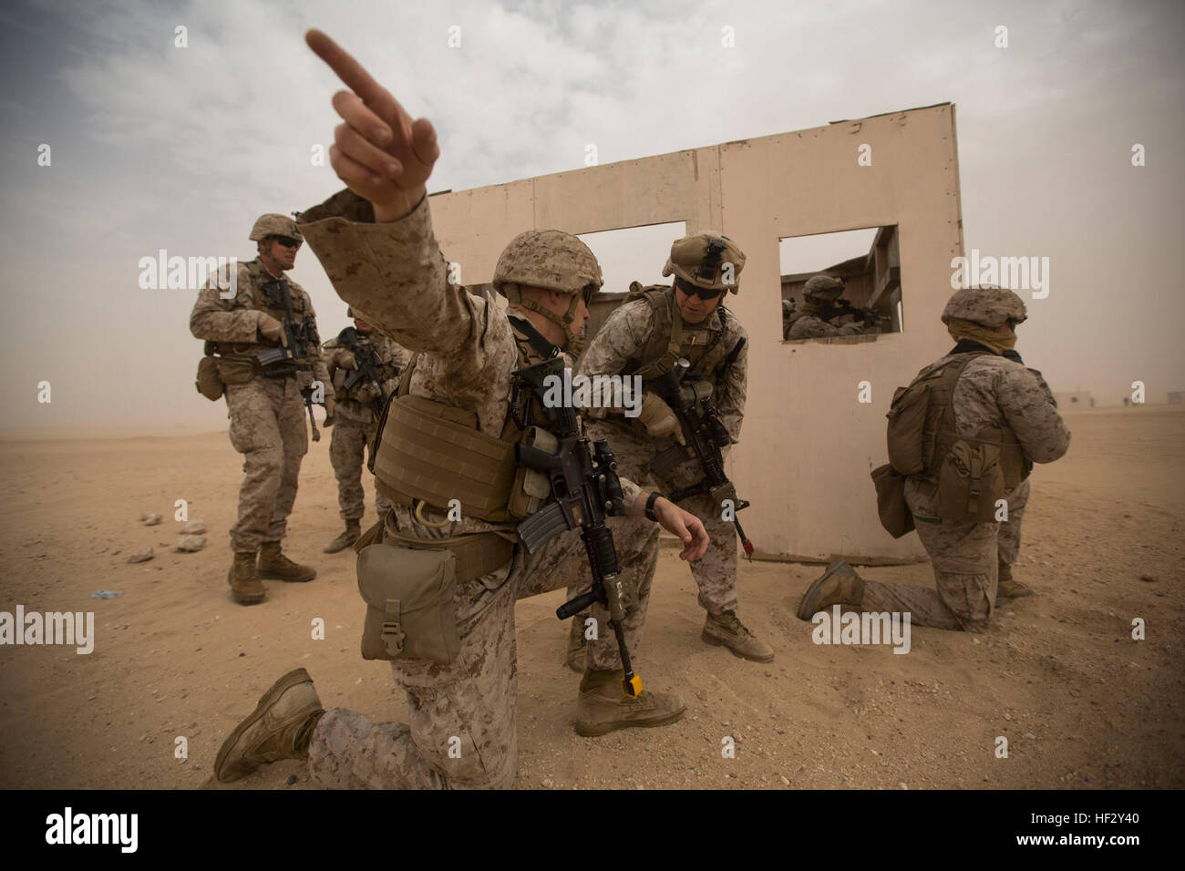 Marines mit Ostindien-Kompanie, Battalion Landing Team 3. Bataillon, 6. Marine Regiment, 24. Marine Expeditionary Unit (MEU), zu konsolidieren, bevor auf ein Ziel während eines RAID-Trainings nächster Udairi in Kuwait, 16. Februar 2015 manövrieren. Eine Kontingent von MEU Marines ist an Land in Kuwait als Teil der geplanten Sustainment Ausbildung. Die 24. MEU ist auf den Schiffen der Iwo Jima amphibisches bereit Gruppe in Angriff genommen und eingesetzt, um die Aufrechterhaltung der regionalen Sicherheit in den USA 5. Flotte Einsatzgebiet. (Foto: U.S. Marine Corps CPL. Todd F. Michalek/freigegeben) 24. MEU führt vertikale Oberfläche kombiniert Ra Stockfoto