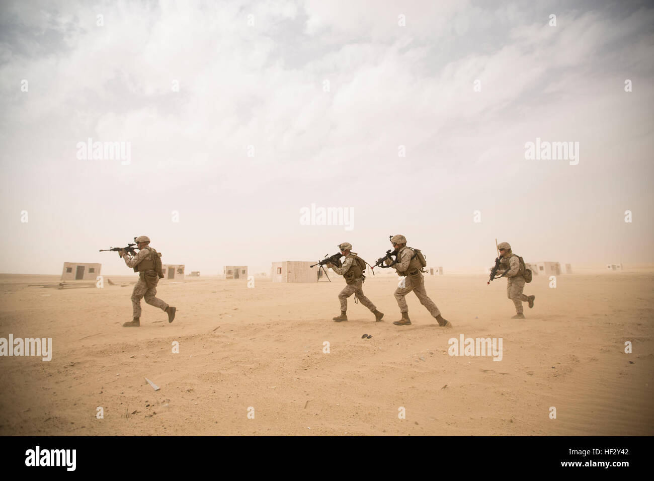 Marines mit Ostindien-Kompanie, Battalion Landing Team 3. Bataillon, 6. Marine Regiment, 24. Marine Expeditionary Unit (MEU), laufen in Richtung Ziel während eines vertikalen Angriff RAID-Trainings nächster Udairi in Kuwait, 16. Februar 2015. Eine Kontingent von MEU Marines ist an Land in Kuwait als Teil der geplanten Sustainment Ausbildung. Die 24. MEU ist auf den Schiffen der Iwo Jima amphibisches bereit Gruppe in Angriff genommen und eingesetzt, um die Aufrechterhaltung der regionalen Sicherheit in den USA 5. Flotte Einsatzgebiet. (Foto: U.S. Marine Corps CPL. Todd F. Michalek/freigegeben) 24. MEU führt vertikale Oberfläche kombiniert Raid mögens- Stockfoto