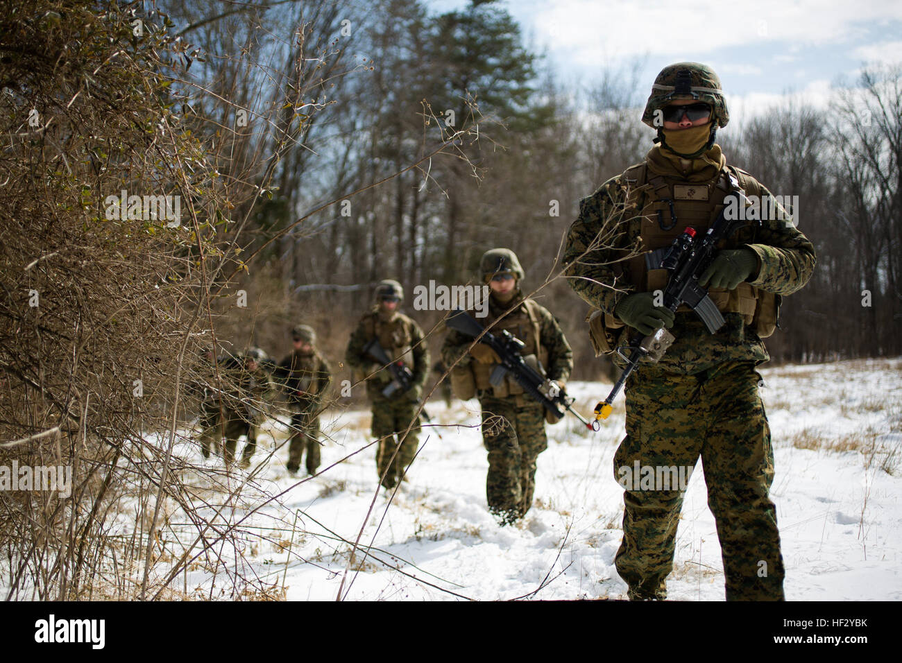 U.S. Marine Corps CPL. Tyler S. Gussin, Recht, MG-Schütze, Alpha Company, 1. Bataillon, 8. Marine Regiment, 2. Marine Division (MARDIV), beteiligt sich an eine zwei Kilometer lange Patrouille mit seinem Unternehmen während der Bereitstellung für die Übung auf der Marine Corps Base Quantico, Virginia, 18. Februar 2015. Die Übung auf Stabilisierungsoperationen und diverse Trainingsmissionen konzentriert. (U.S. Marine Corps Foto von Lance Cpl. Kelly L. Straße, 2. MARDIV, Bekämpfung der Kamera/freigegeben) 1-8 Marines Bereitstellung für Training Übung 150218-M-OU200-023 Stockfoto