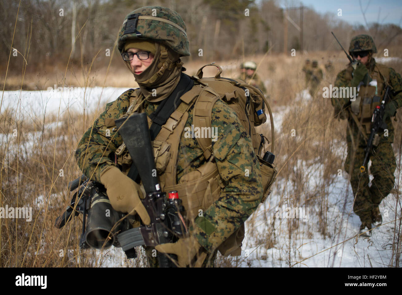 U.S. Marine Corps Lance Cpl. Tyler Scott, links, Assualtman, Alpha Company, 1. Bataillon, 8. Marine Regiment, 2. Marine Division (MARDIV), beteiligt sich an eine zwei Kilometer lange Patrouille während der Bereitstellung für die Übung auf der Marine Corps Base Quantico, Virginia, 18. Februar 2015. Die Übung auf Stabilisierungsoperationen und diverse Trainingsmissionen konzentriert. (Foto: U.S. Marine Corps Lance Cpl. Kelly L. Street, 2D MARDIV Bekämpfung der Kamera/freigegeben) 1-8 Marines Bereitstellung für Training Übung 150218-M-OU200-027 Stockfoto