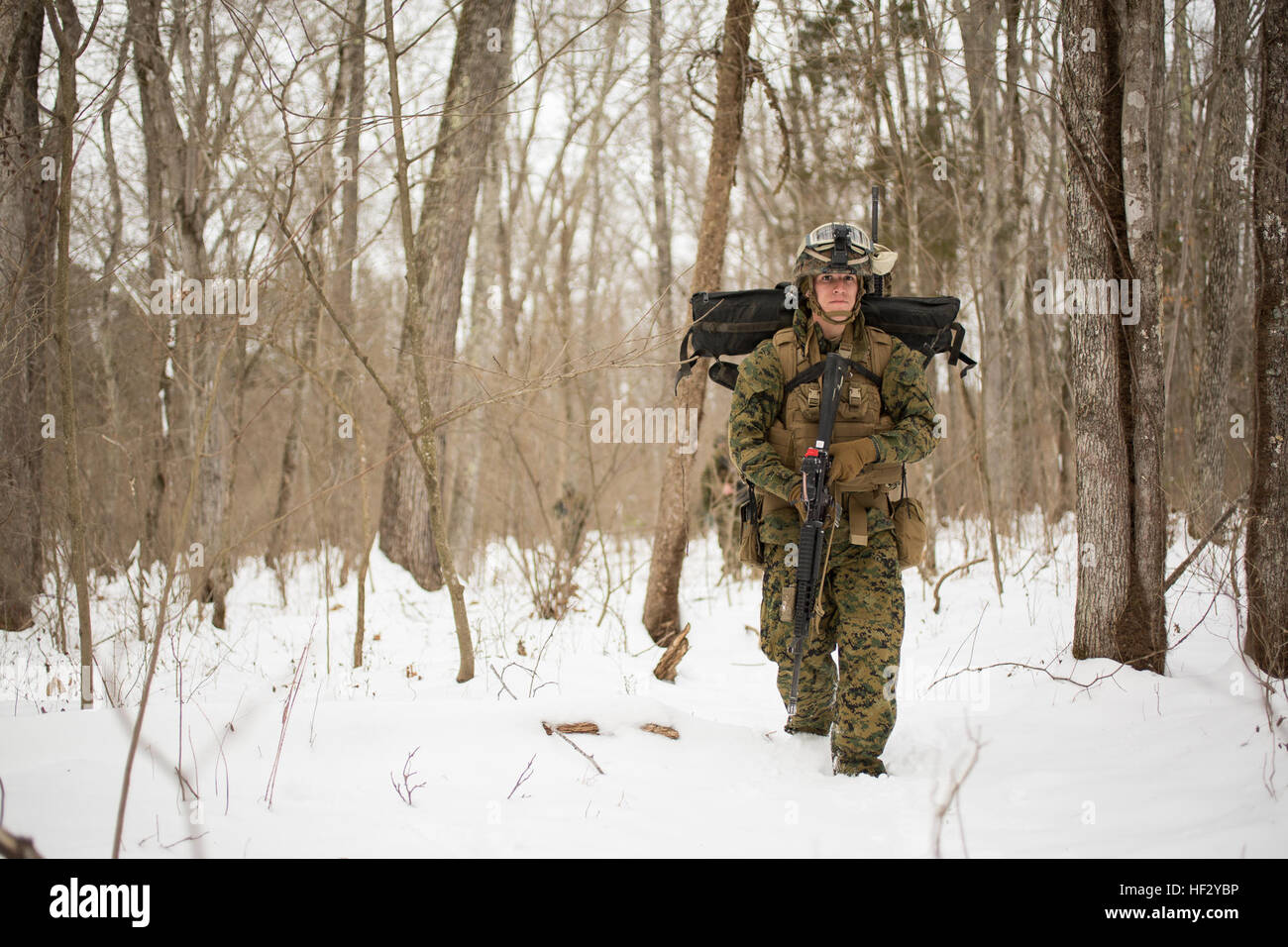 US Marine Corps Pvt. Ryan Mihalochick, MG-Schütze, Alpha Company, 1. Bataillon, 8. Marine Regiment, 2. Marine Division (MARDIV), beteiligt sich an eine zwei Kilometer lange Patrouille während der Bereitstellung für die Übung auf der Marine Corps Base Quantico, Virginia, 18. Februar 2015. Die Übung auf Stabilisierungsoperationen und diverse Trainingsmissionen konzentriert. (Foto: U.S. Marine Corps Lance Cpl. Kelly L. Street, 2D MARDIV Bekämpfung der Kamera/freigegeben) 1-8 Marines Bereitstellung für Training Übung 150218-M-OU200-029 Stockfoto