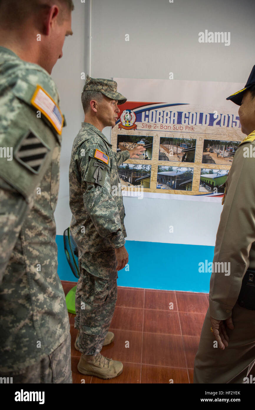 US Army Major General Bryan Fenton, stellvertretender Kommandierender general, mit der 25. Infanterie-Division, schaut ein Timeline-Banner nach der Einweihungsfeier für das Verbot Sub Prik Elementary School, während Übung Cobra Gold 2015 in Saraburi, Thailand, 18. Februar 2015. Die Einweihungsfeier wurde die Arbeit zu erkennen sowie mit der Gemeinde über den Bau einer neuen Klassenzimmer feiern abgehalten. (U.S. Marine Corps Foto von Lance Cpl. Wesley Timm/freigegeben) Cobra Gold 2015 150218-M-AR450-032 Stockfoto