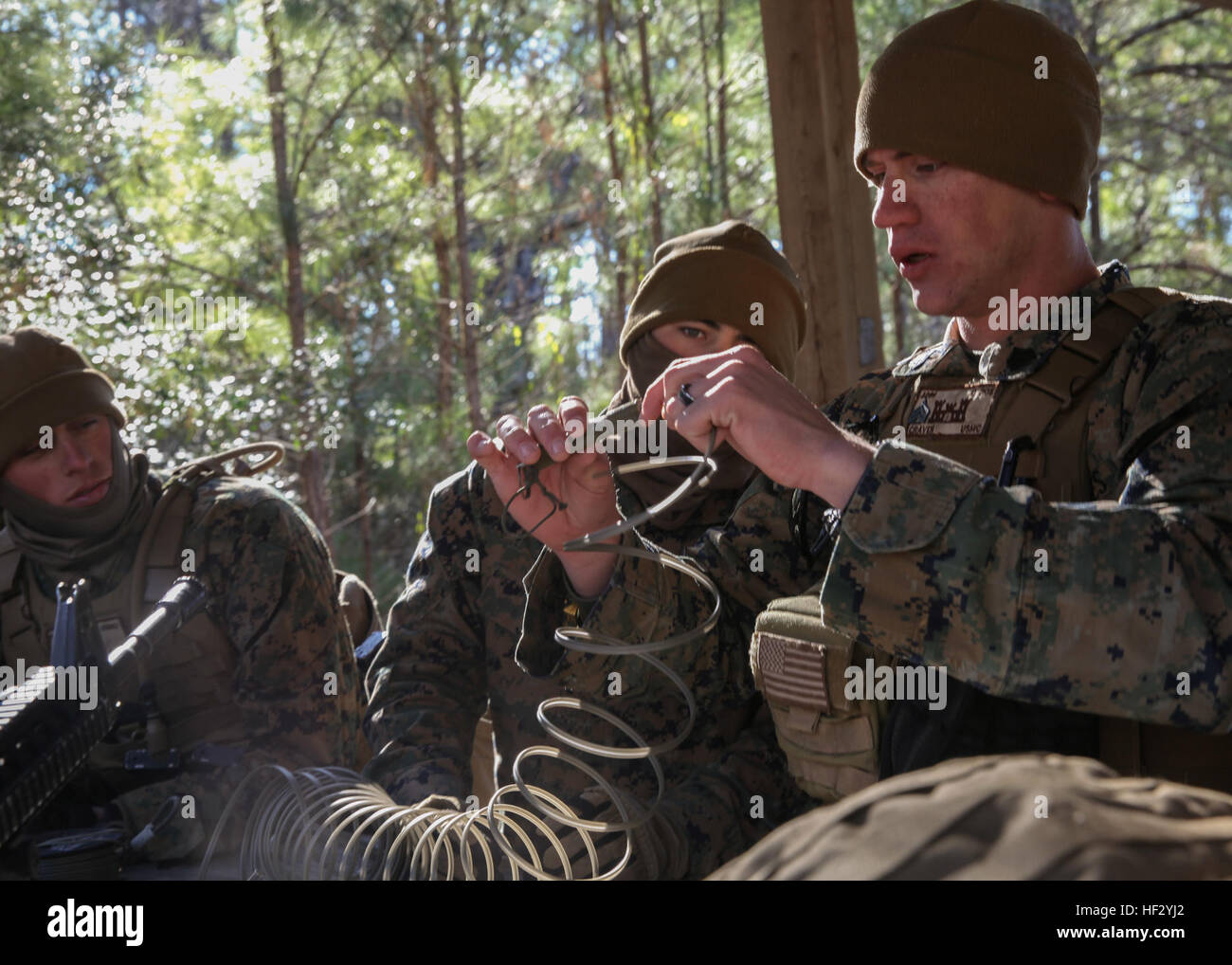 Sergeant Tyler Craven, ein Squad-Leader mit 3rd Platoon, 2. Combat Engineer Battalion und gebürtige Mebane, NC, weist seine Feuer-Team wie eine Sprengladung im städtischen dagegen verstößt Training auf Ingenieur Training Area-1 an Bord der Marine Corps Base Camp Lejeune, North Carolina, 19. Februar 2015 zu bauen. Während des Trainings gelernt das Gerät öffnen Sie jede Art von Tür-, Tor- oder Dach mit einer Vielzahl von Werkzeugen, von Sprengstoff, Schrotflinten und Sledge Hammer. Sie gelernt zu tun, was auch immer erforderlich, damit die Infanterie war Kader wurden sie unterstützt, um das Gebäude zu betreten. (U.S. Marine Corps Foto von CPL. Mich Stockfoto