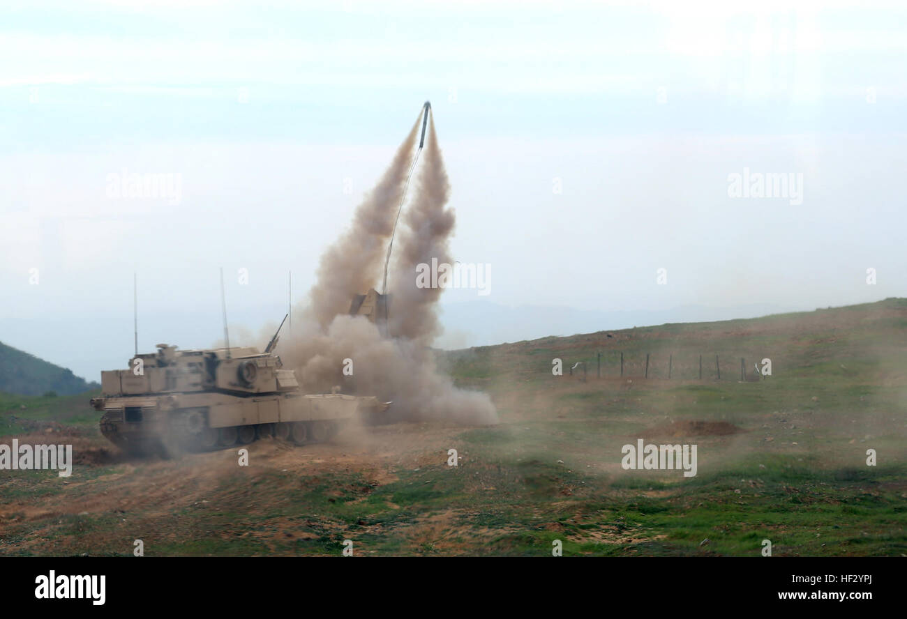 Ein US-Marine Corps Assault Breacher Fahrzeug (ABV) zugewiesen, 1. Combat Engineer Battalion (CEB) startet eine Mine Clearing Line kostenlos (MCLC) auf Palette 600 in Camp Pendleton, Kalifornien, 20. Februar 2015. Bewaffnet mit ca. 7.000 Pfund C4-Sprengstoff und eine Mine resistente Titan-plated Fahrwerk sorgt für die ABV Marines auf dem Schlachtfeld trotz feindliche Minenfelder manövrieren können. (Foto: U.S. Marine Corps WO Wade Spradlin, Bekämpfung der Kamera MCIWEST MCB CamPen/freigegeben) Camp Pendleton Kommandanten Remotebereich Recon 150220-M-BG453-167 Stockfoto