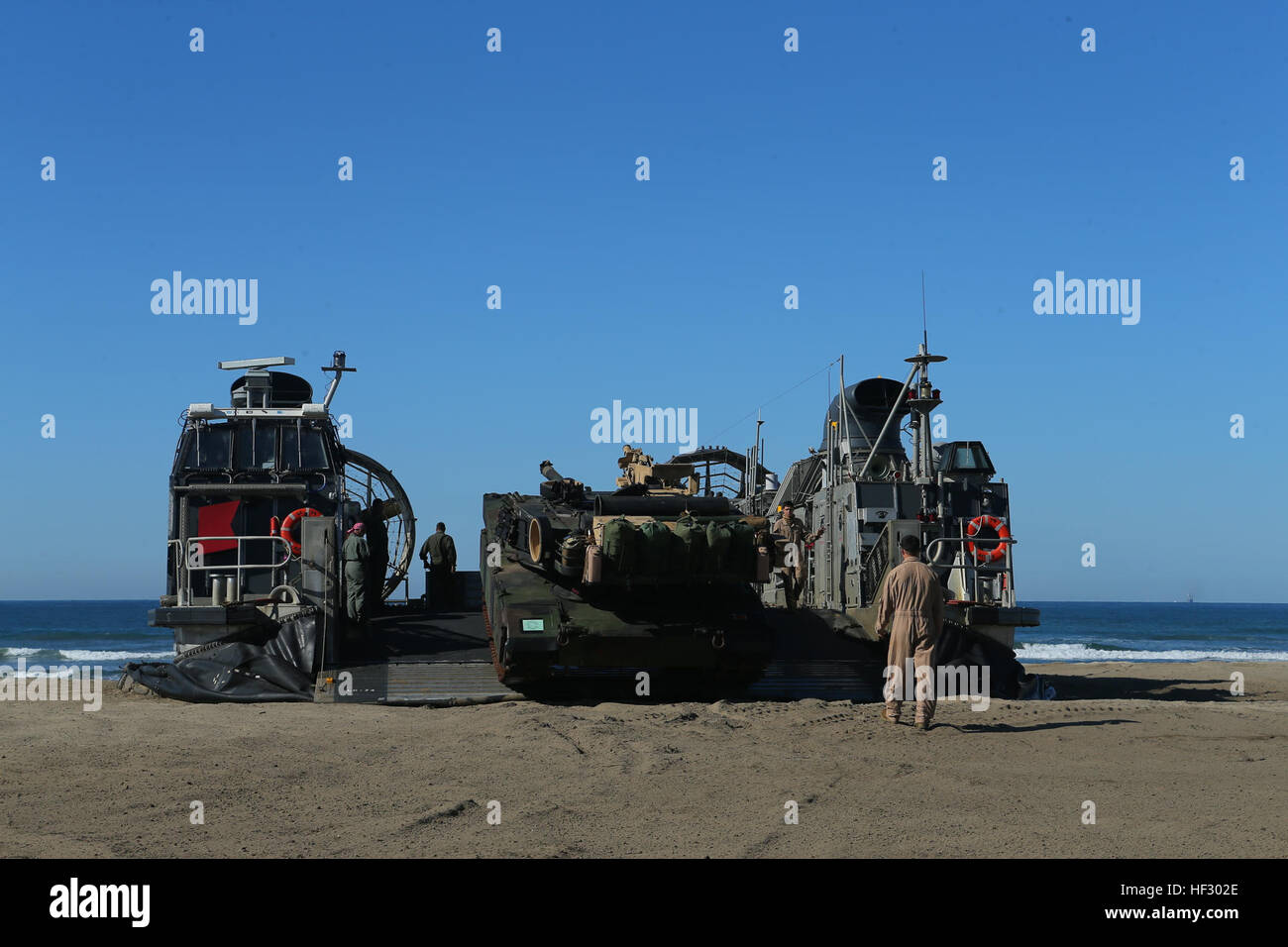 Ein M1A1 Abrams Kampfpanzer aus 1. Panzerbataillon Ablösung, Battalion Landing Team 2. Bataillon, 1. Marinen, 11. Marine Expeditionary Unit (MEU), Entladen von ein Landungsboot Luftkissen mit Assault Craft Unit 5 während der 11. MEU Finale entlasten, 24. Februar. Die 11. MEU abgeschlossen eine westlichen Pazifik Bereitstellung an den US-5. und 7. Flotte Bereichen Verantwortung. (Foto: U.S. Marine Corps CPL Jonathan R. Waldman/freigegeben) 11. MEU Renditen aus Bereitstellung 150224-M-QH793-032 Stockfoto