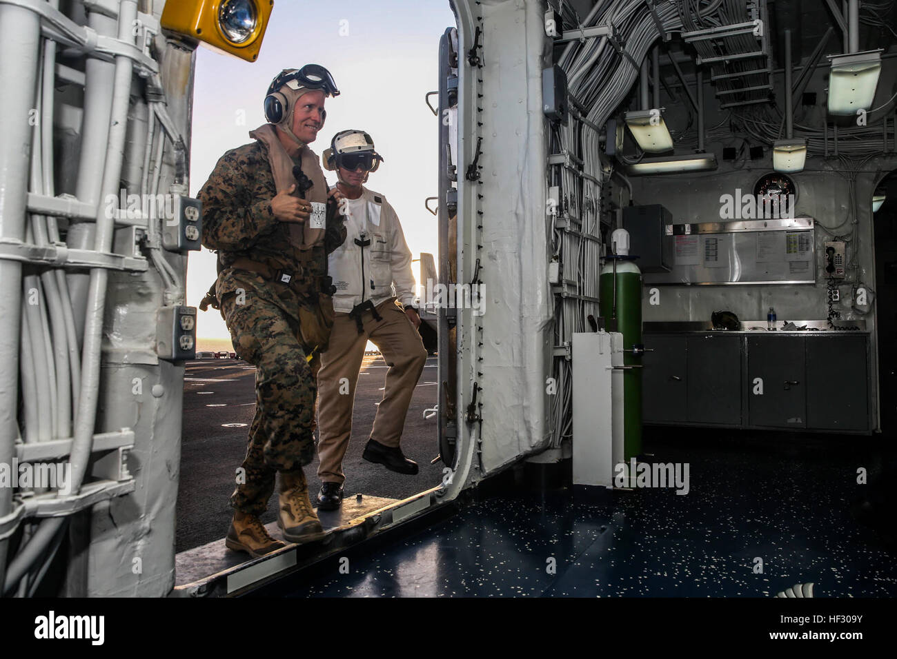 US Marine Generalmajor Carl E. Mundy III, an Bord links und U.S. Navy Captain Peter M. Mantz der USS Essex (LHD-2) während der amphibischen Geschwader/Marine Expeditionary Unit Integration Training (PMINT) vor der Küste von San Diego 25. Februar 2015. Mundy ist Commander, Task Force 51 und Mantz ist der kommandierende Offizier der USS Essex. Mundy besucht mit Marines und Matrosen zu sehen, wie beide Dienste bei der Vorbereitung ihres Einsatzes in diesem Frühjahr integriert. (U.S. Marine Corps Foto von Sgt. Emmanuel Ramos/freigegeben) Allgemeine Mundy besucht Marines, Matrosen an Bord USS Essex 150225-M-ST621-011 Stockfoto