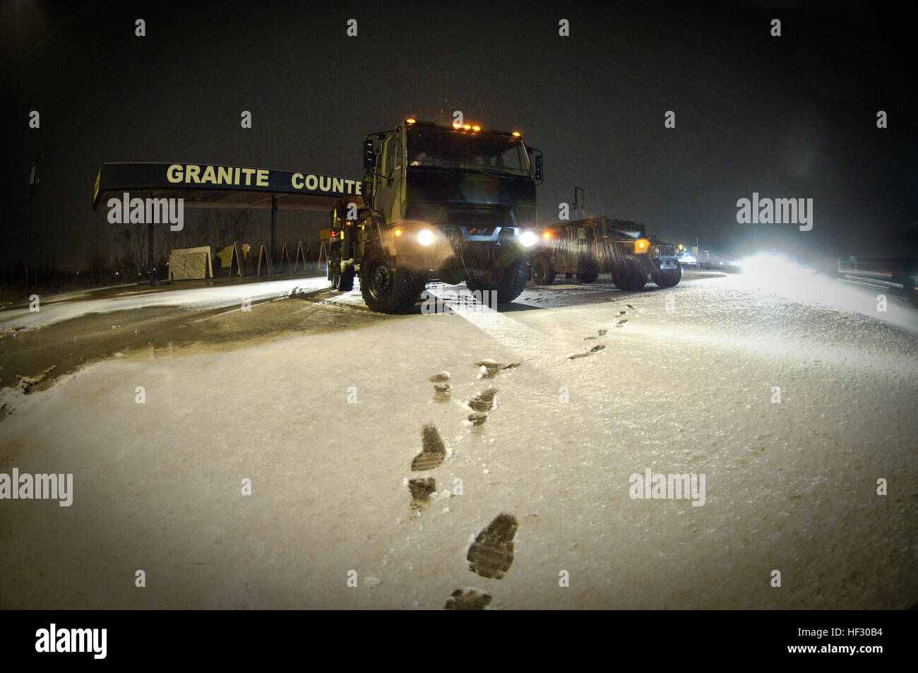 S.c. Army National Guard Wrecker Team aus 228th Signal Brigade-Stufen entlang einer Autobahn in Greenville auf Wunsch von S.C. Highway Patrol, Autofahrer während der Winterstürme zu unterstützen bereit voraussichtlich erhebliche Mengen an Schnee bringen Sie nach Upstate, 25. Februar 2015, Greenville, South Carolina. Gouverneur Nikki Haley rief den Ausnahmezustand in Reihenfolge für die staatlichen Behörden, Vorbereitungen zu treffen, bevor der Wintersturm wirkt sich auf den Staat. (Foto: US Army National Guard Staff Sgt Roby Di Giovine / veröffentlicht) South Carolina Army National Guard unterstützt SC Highway Patrol bei Wintersturm Stockfoto