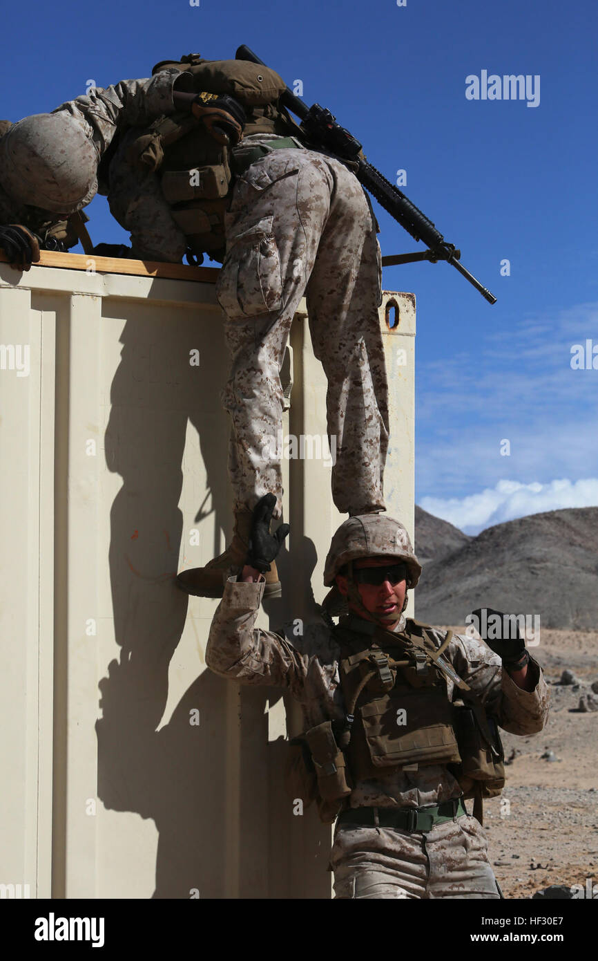 Marines mit Engineer Platoon, Sitz und Dienstleistungsunternehmen, Ground Combat Element integrierte Task Force, Klettern über Hindernis acht Fuß Wand bei Trockenlauf im Bereich 107, Marine Corps Air Ground Combat Center Twentynine Palms, Kalifornien, 26. Februar 2015, in Vorbereitung für die Marine Corps Funktionsprüfung und Bewertungstätigkeit Bewertung. Vom Oktober 2014 bis Juli 2015 die GCEITF führen individuelle und kollektive Ebene Qualifizierungsmaßnahmen bezeichnet Boden combat Arms berufliche Spezialitäten zur Erleichterung der Standards basierende Beurteilung der körperlichen Leistungsfähigkeit von M Stockfoto