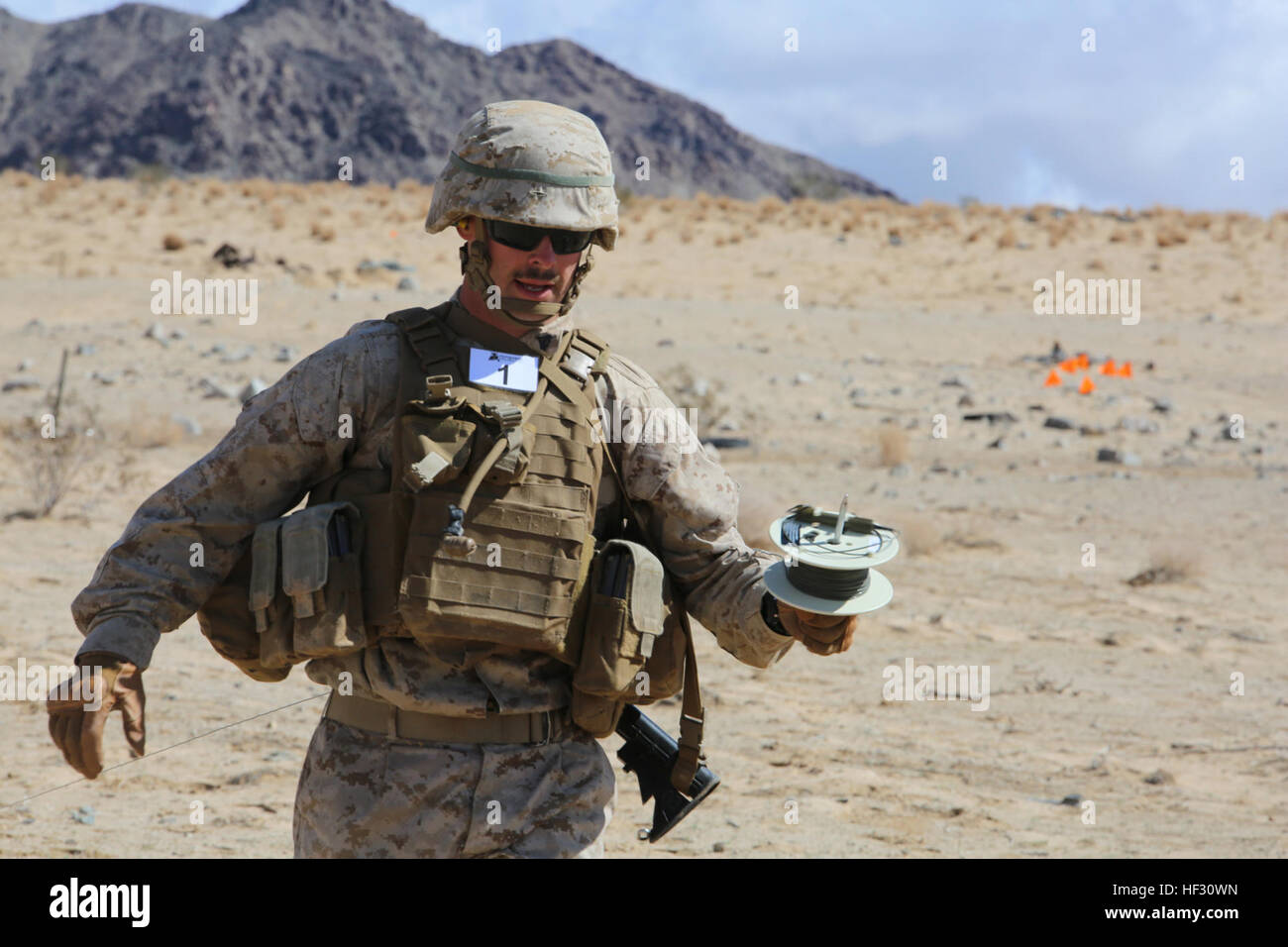 CPL. Joshua J. Syverson, Kampfingenieur mit Engineer Platoon, Sitz und Dienstleistungsunternehmen, Ground Combat Element integrierte Task Force, Spulen, der Initiator die Ladung von einem M1A2 Bangalore für eine übereilte Verletzung während eines Pilotversuchs im Bereich 107, Marine Corps Air Ground Combat Center Twentynine Palms, Kalifornien, 2. März 2015, in Vorbereitung für die Marine Corps operativen testen und Bewertungstätigkeit Bewertung detonieren. Ab Oktober 2014 bis Juli 2015 wird die GCEITF individuelle und kollektive Ebene Qualifizierungsmaßnahmen in dafür vorgesehenen Boden combat Arms berufliche Spezialitäten ich durchführen. Stockfoto