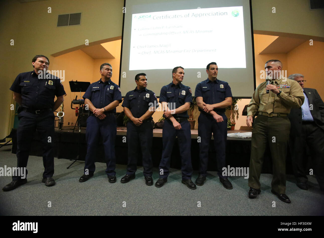 Oberst John Farnam, Recht, Kommandeur der Marine Corps Air Station Miramar, hält eine Rede, in Würdigung der Miramar-Feuerwehr in 2015 Scripps Ranch Civic Association Anerkennung Nacht am Scripps Ranch Bibliothek in San Diego, 2. März. Feuerwehrleute mit Miramar Feuerwehr wurden für hervorragende Dienste für die Gemeinschaft bei der Veranstaltung geehrt. Miramar Feuerwehrleute anerkannt für hervorragenden Service 150302-M-SO228-003 Stockfoto