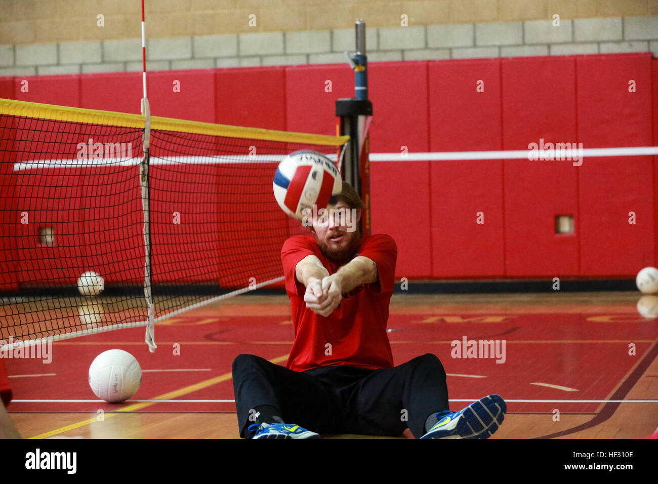 Joshua Kelly, ein Veteran von Kailua, Hawaii, übergibt einen Volleyball in einer sitzenden Volleyball Praxis während der 2015 Marinekorps Versuche. Konkurrenz bietet Möglichkeiten für die Marines zu trainieren, als Athleten, während ihre Stärke zu erhöhen, so können sie ihren Wehrdienst weiterhin oder gesunde Gewohnheiten für das Leben außerhalb des Dienstes zu entwickeln. Das Marine Corps Verwundeten Krieger Regiment ermöglicht Verwundete, kranke oder verletzte Marines, konzentrieren sich auf ihre Fähigkeiten und finden neue Wege, um zu gedeihen. Die fünfte jährliche Marinekorps Versuche ist 3-11. März im Marine Corps Base Camp Pendleton, Kalifornien, statt. Athlet Stockfoto