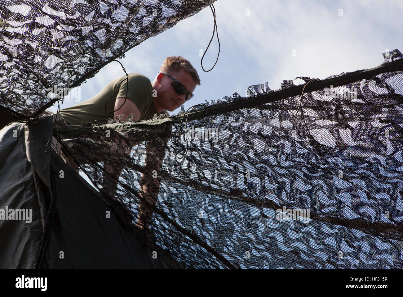 US-Marine mit 2. Transport Support Battalion Combat Logistik-Regiment 2, 2. Marine Logistics Group, set Ups tarnen Filetarbeit über Fort Bragg, N.C., 4. März 2015. Die Marines und Matrosen, die Teilnahme an Rolling Thunder Zug nach Mission Bereitschaft zur Unterstützung der 10. Marine Regiment, 2D Marineabteilung, 2D, Marine Expeditionary Force zu pflegen. (U.S. Marine Corps Foto von Lance Cpl. Stephanie Cervantes/freigegeben) 2D Transport Support Battalion Marines teilnehmen in Operation Rolling Thunder 150304-M-EA576-047 Stockfoto