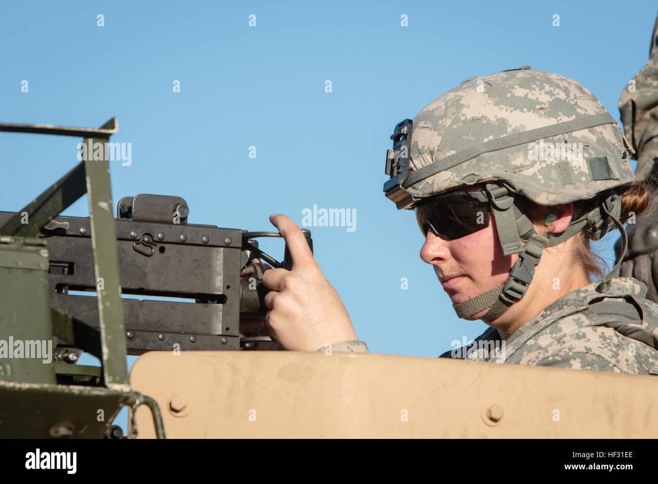 Arizona Army National Guard Spc. Charity McGeary, combat Medic in 856th Military Police Company in Bellemont, ARIZ, feuert ein M2.50 Kaliber Maschinengewehr aus einem Humvee-Turm während einer Waffen Feuer Übung auf der Yuma Proving Ground 6. März 2015. McGeary, der als Haft-Offizier mit dem Flagstaff Sheriff Department in ihrem zivilen Job arbeitet, ist auch eine talentierte Snowboarderin. (Foto: Staff Sgt Brian A. Barbour US Army National Guard) Combat Medic Soldat ist Snowboarden Sensation 150306-Z-LW032-001 Stockfoto