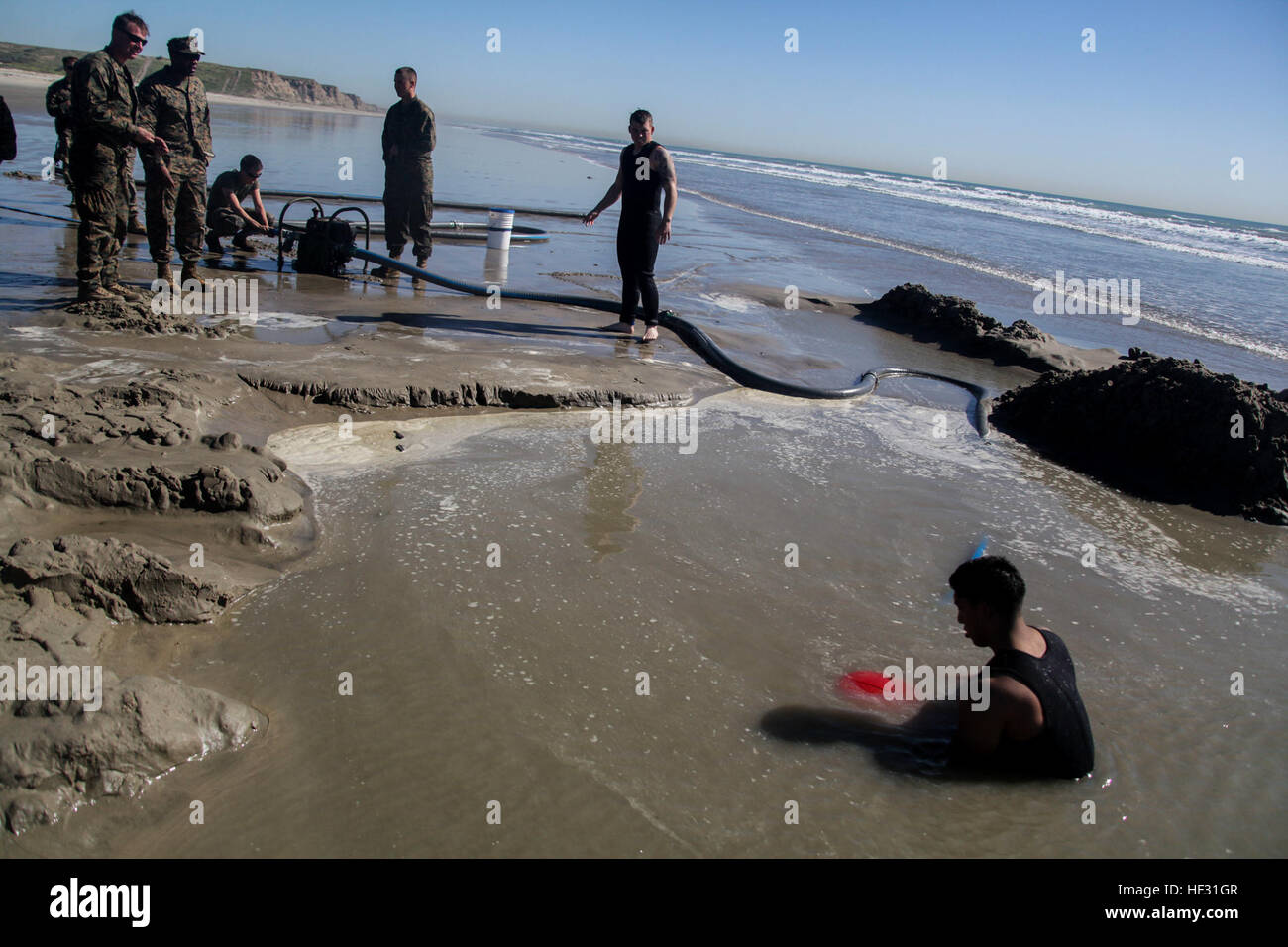 US-Marines mit dem Combat Logistik-Bataillon 15, 15. Marine Expeditionary Unit, filtern, Wasser aus dem Ozean an Bord Camp Pendleton, Kalifornien, 6. März 2015. Die Marines gemacht Trinkwasser durch Meerwasser durch eine taktische Wasseraufbereitungssystem während amphibischen Geschwader/Expeditionary Unit Integration Training (PMINT) ausführen.   (Foto: U.S. Marine Corps CPL Elize McKelvey/freigegeben) 15. MEU Marines liefern Trinkwasser vom Ozean 150307-M-JT438-221 Stockfoto