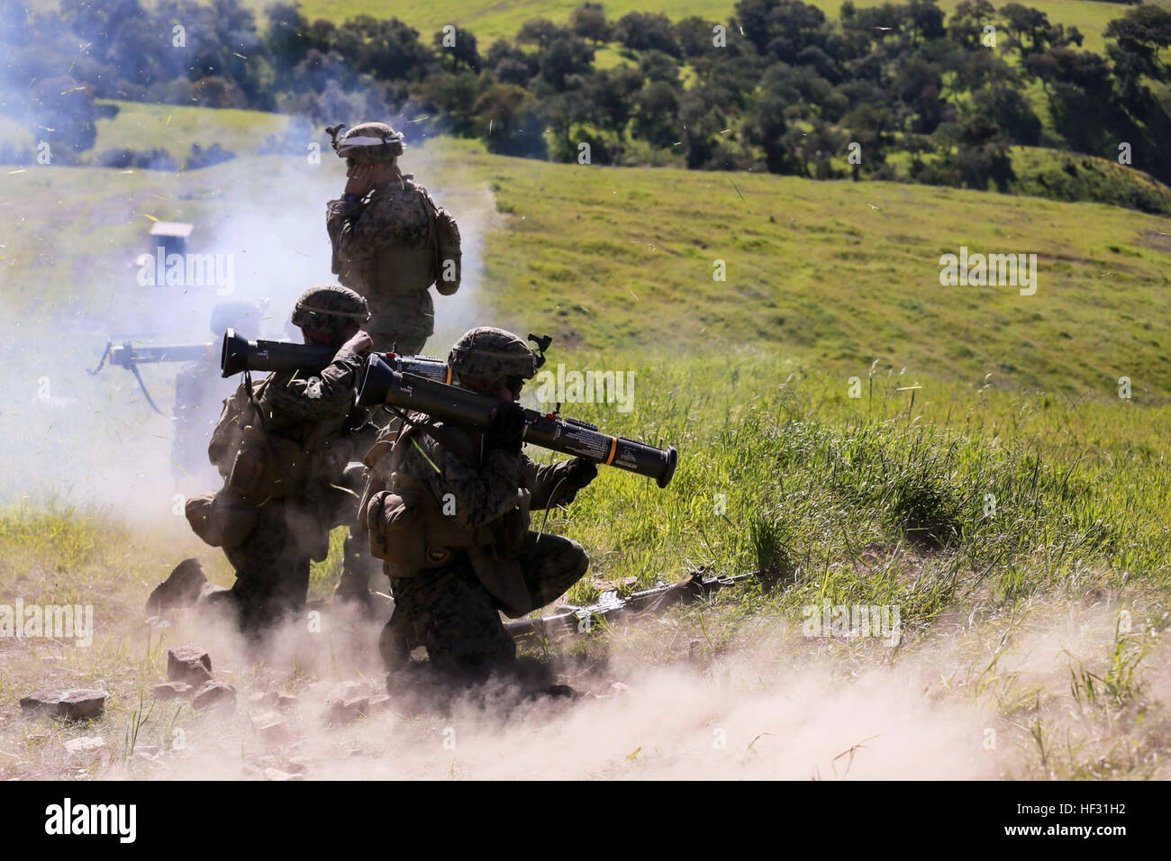 US-Marines vom Battalion Landing Team, 3. Bataillon, 1. Marinedivision feuern AT-4-Raketen während des Integrationstrainings der Amphibious Squadron/Marine Expeditionary Unit in Camp Pendleton ab, um die Effektivität des Feldkampfes zu erhöhen. Stockfoto