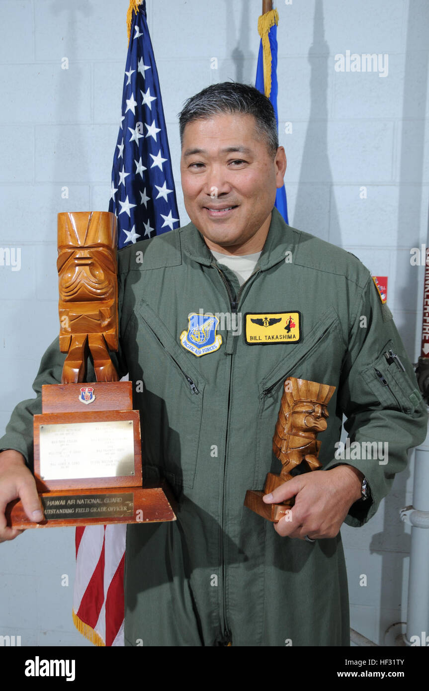 US Air Force Lieutenant Colonel William Takashima, Hawaii Air National Guard 199. Fighter Squadron, gewinnt den Outstanding Stabsoffizier Grade Award während 2015 Schieferplatten "OLE-Preisverleihung am gemeinsamen Basis Pearl Harbor-Hickam, Hawaii am 8. März 2015. Mit "Ole bedeutet"unvergleichlich"oder" seinesgleichen "in der hawaiischen Sprache. Hawaii Air National Guard mit "Ole Auszeichnungen 2015 150308-Z-UW413-268 Stockfoto