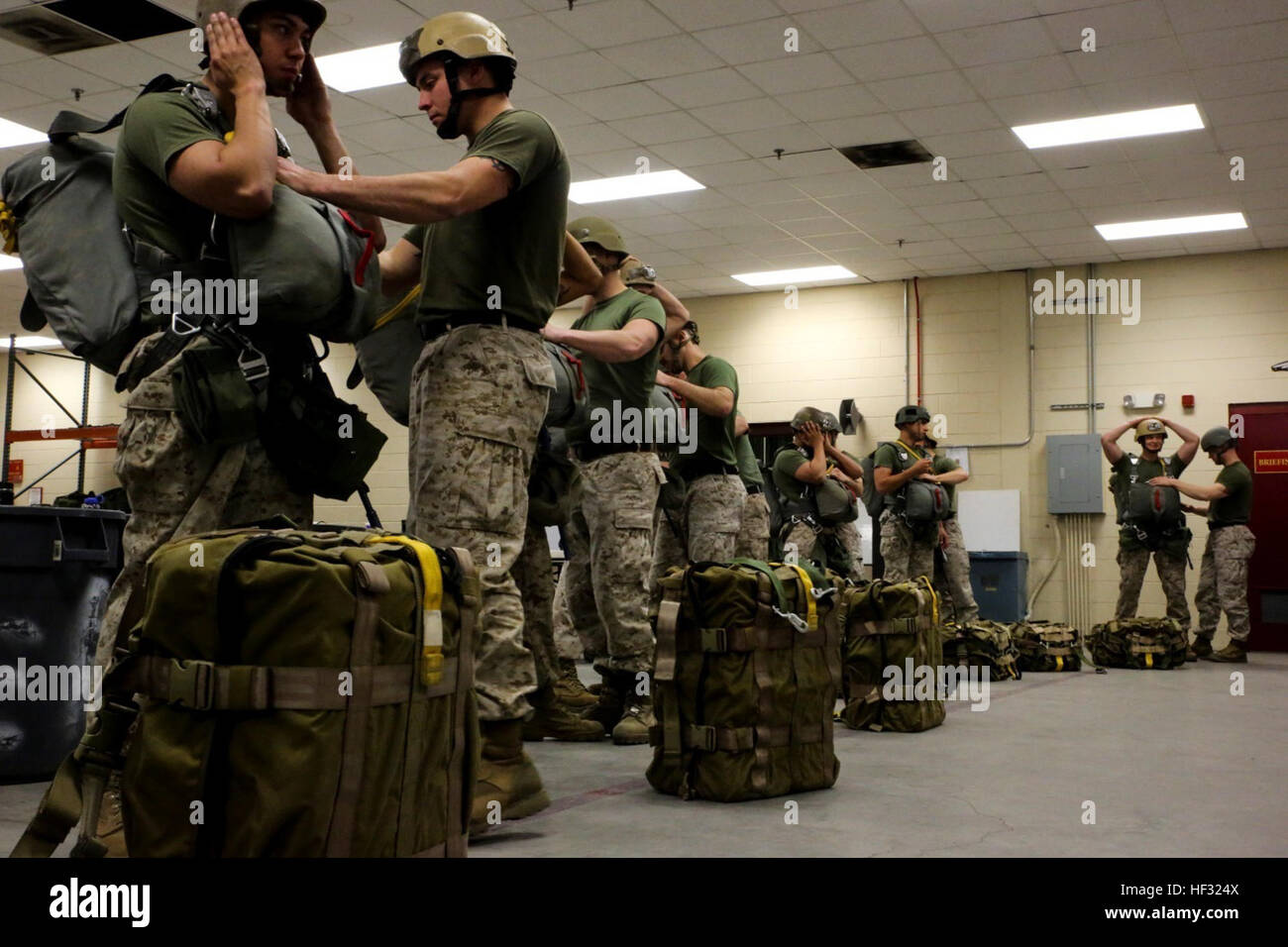 Studierende mit 2. Marine-Division prüfen ihre Partner gear für eventuelle Unstimmigkeiten während der Teilnahme an einem Kurs der Heli an Bord Camp Lejeune, North Carolina Army Instruktoren aus Fort Benning, Georgia, kam zu Camp Lejeune, Marines zu lehren, was sie wissen müssen, um einen Heli, wie z. B. Personal Kontrollen durchführen werden wie Sie auf bestimmte Störungen reagieren und mit verschiedenen Arten von Geräten zu springen. (U.S. Marine Corps Foto von CPL. Kirstin Merrimarahajara/freigegeben) Gemeinsame Anstrengung Lehren Soldaten Marines zu Jumpmasters 150309-M-TA826-002 Stockfoto