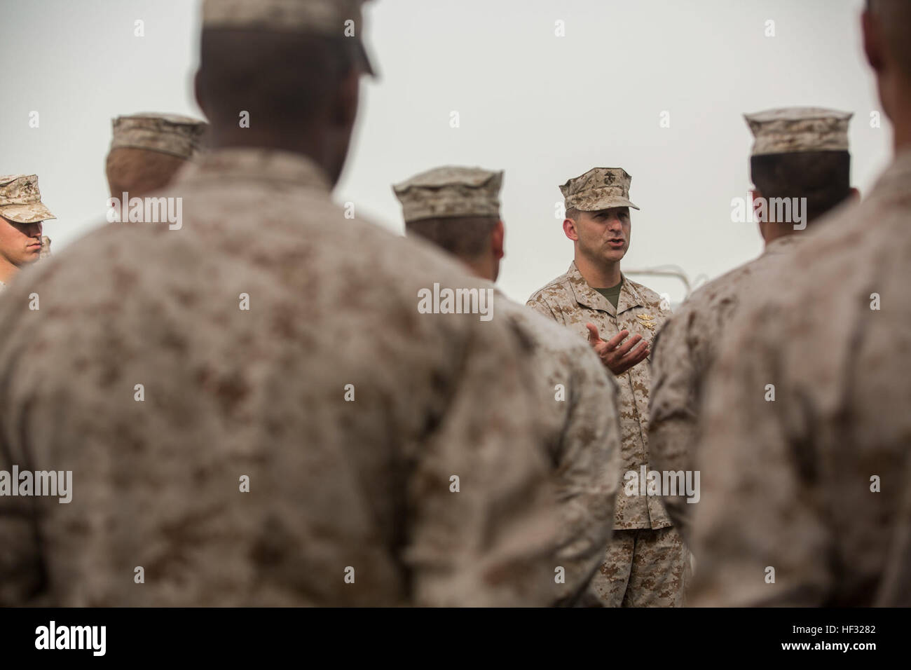 Kol. Scott F. Benedict, Center, Kommandierender Offizier der 24. Marine Expeditionary Unit, spricht mit MEU Marines bei einem Besuch an Bord der USS New York (LPD-21), während im Hafen im Königreich Bahrain, 10. März 2015. Die 24. MEU ist auf den Schiffen der Iwo Jima amphibisches bereit Gruppe in Angriff genommen und eingesetzt, um die Aufrechterhaltung der regionalen Sicherheit in den USA 5. Flotte Einsatzgebiet. (Foto: U.S. Marine Corps CPL. Todd F. Michalek/freigegeben) 24 MEU Kommandierender Offizier besucht Marines an Bord der USS NewYork (LPD-21) 150310-M-YH418-014 Stockfoto