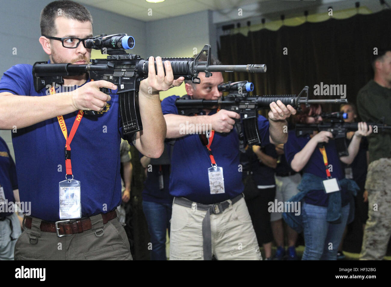 Michael Cochran Praktiken mit einem nachgerüstet M16-A4 am ISMT, an Bord der Marine Corps rekrutieren Depot Parris Island, S.C. Cochran und andere Pädagogen und Multiplikatoren lernte die Grundlagen der Sicherheit Waffen, Waffen Theorie und was Rekruten durchlaufen beim qualifying auf der Range in der Ausbildung. Cochran ist ein englischer Lehrer und Fußball-Trainer an der Neshaminy High School. Philadelphia-Bereich Erzieher erleben Marinekorps Ausbildung aus erster Hand 150310-M-AU542-155 Stockfoto