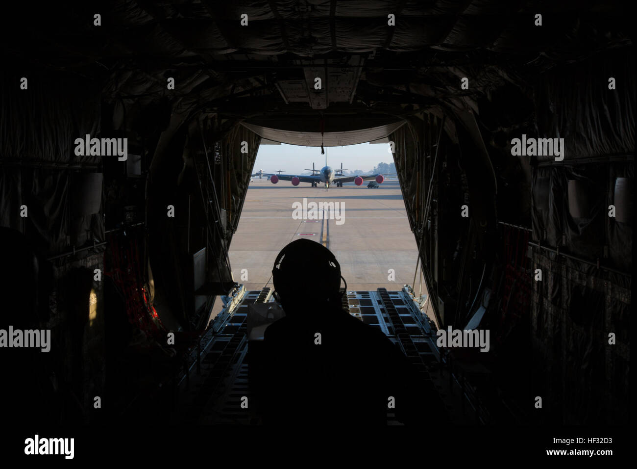 US Marine Corps Staff Sgt Franklin E. Butterfield, eine Last master Instruktor zugewiesen, Marine Aerial auftankenden Transport Squadron (VMGR) 252, öffnet ein Frachttor während eines Fluges In Support Of ein bereitgestellt Einheit (FISDU) am Moron Air Field, Spanien, 10. März 2015. Der FISDU wurde durchgeführt, um die Marines zugewiesen zu besonderen Zweck Marine Air Ground Task Force Durchführung von Operationen im Ausland zu unterstützen. (U.S. Marine Corps Foto von Lance CPL Koby I. Saunders/freigegeben) VMGR-252-Flug zur Unterstützung einer eingesetzten Einheit 150310-M-AF202-029 Stockfoto