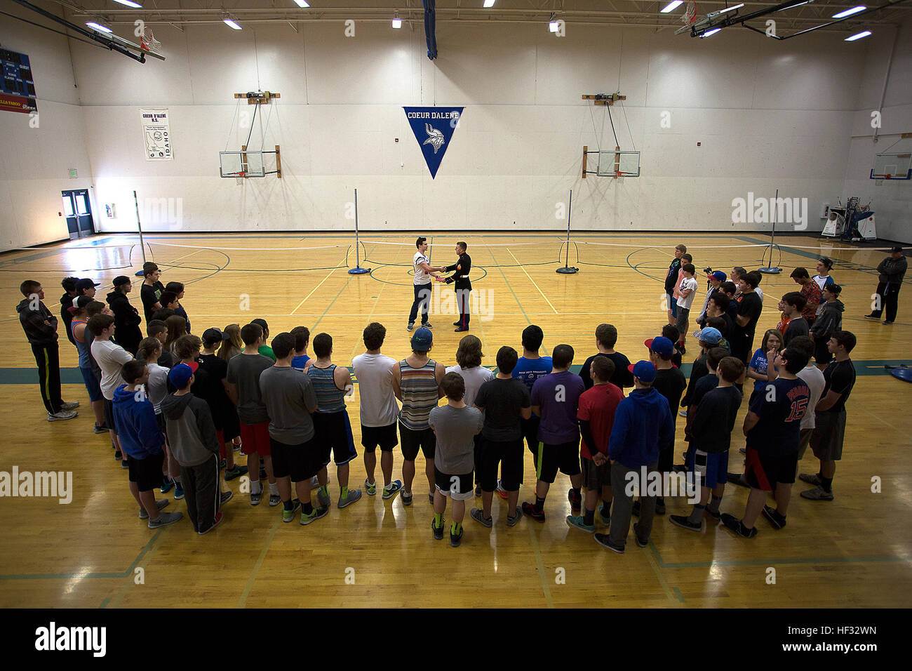 Sgt. Alex Angle (rechts), ein Marine-Recruiter in Hayden, Idaho, gratuliert Coeur d ' Alene High-School Student Athleten Drew Berger über seine Beteiligung an der Semper Fidelis All-American Bowl während einer Schule besuchen 12. März 2015. Berger, vielgepriesene Linebacker von Coeur d ' Alene, Idaho, war der einsame Idaho-Football-Spieler ausgewählt, um im Jan. 4 Spiel in Carson, Kalifornien zu spielen. Nach seinem High-School-Abschluss wird Berger Boise State University auf ein Sportstipendium teilnehmen. (Foto: U.S. Marine Corps Sergeant Reece Lodder) Idaho Marines erkennen Coeur dE28099Alene Football-Star, Bo Stockfoto