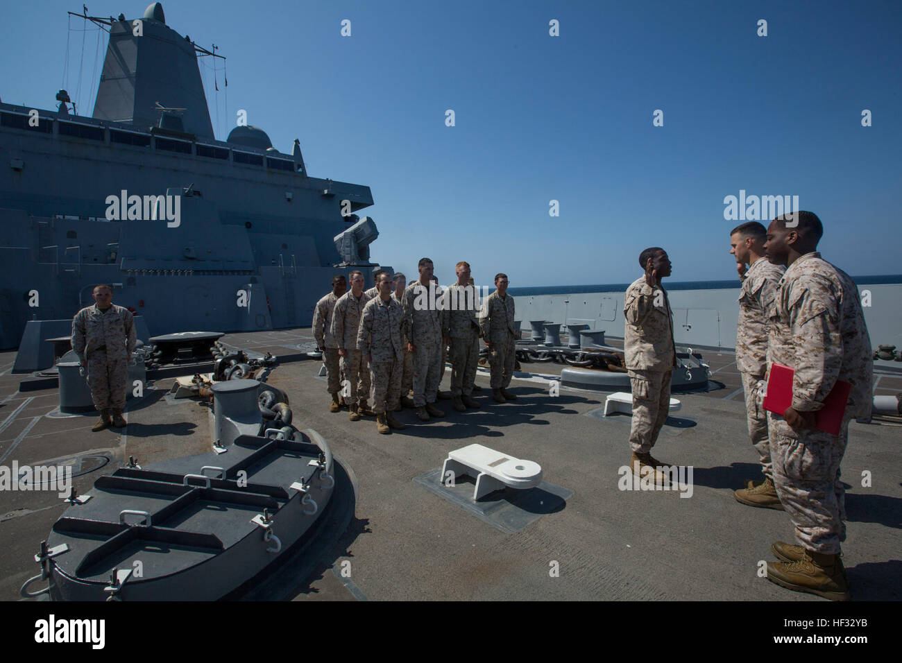 CPL. Marquis Jones, ein Spezialist für Einschiffung mit Bekämpfung der Logistik-Bataillon 24, 24. Marine Expeditionary Unit, nimmt den Eid der Eintragung während seine erneute Eintragung Zeremonie an Bord der USS New York (LPD-21), Persischen Golf, 12. März 2015. Die 24. MEU ist auf den Schiffen der Iwo Jima amphibische Gruppe in Angriff genommen und eingesetzt, um die Aufrechterhaltung der regionalen Sicherheit in den USA 5. Flotte Einsatzgebiet. (Foto: U.S. Marine Corps CPL. Todd F. Michalek/freigegeben) Erneute Eintragung an Bord der USS New York 150312-M-YH418-004 Stockfoto