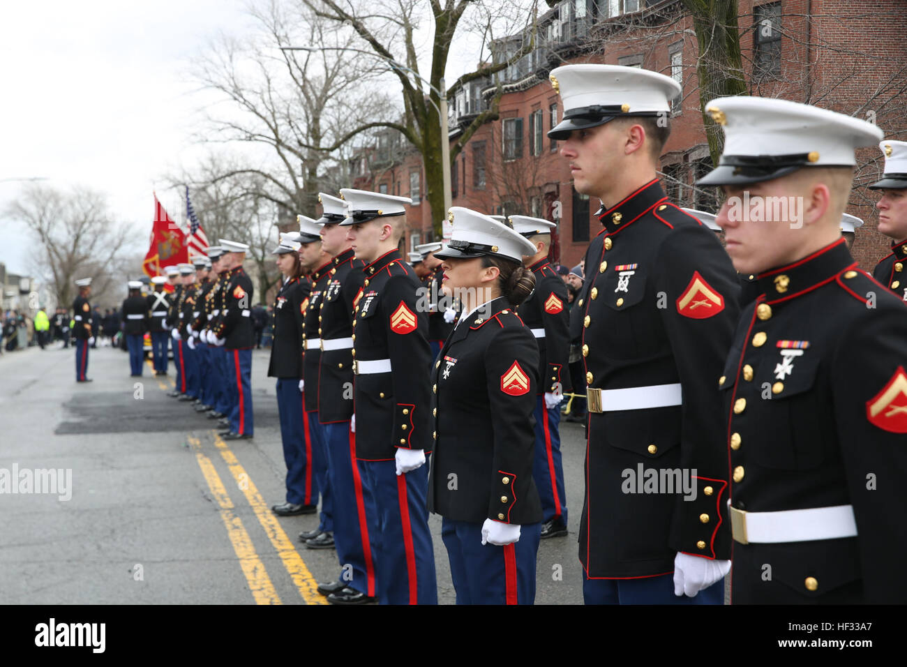 Marines nehmen einen Moment bei einem Stopp in der St. Patricks Day Parade vor der Masse für Fotos in South Boston, Massachusetts, März 15. Die Marines von US Marine Forces Command und II. Marine Expeditionary Force und Segler mit der USS Arlington (LPD-24) amphibious Transport dock Schiff segelte nach Boston zur Teilnahme an der Parade, Community Relations-Events durchzuführen und Schiff Leben zu erleben. Stramm 150315-M-GF838-009 Stockfoto