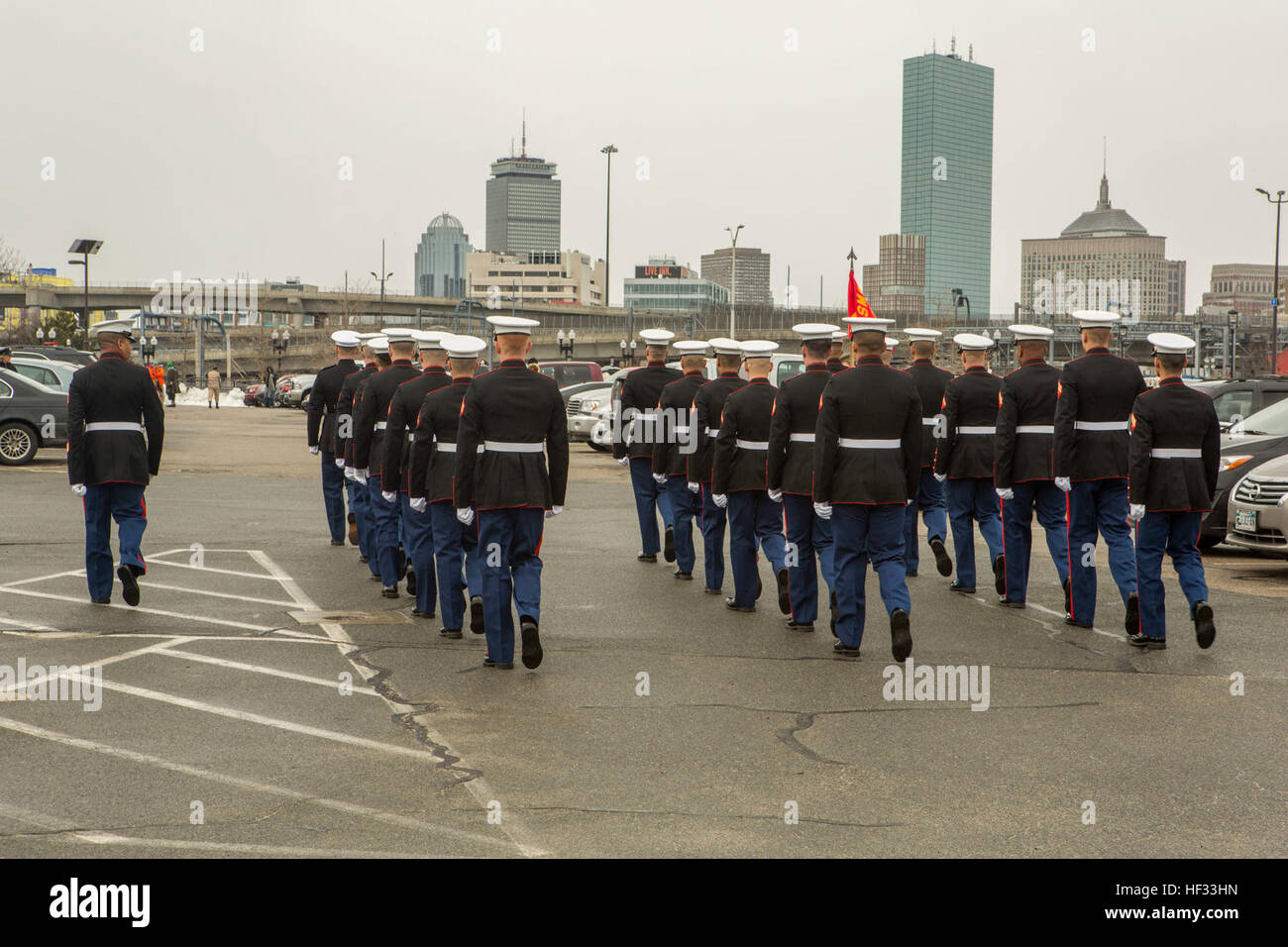 US-Marines mit Marine Corps Forces Command, 2D Marine Logistics Group und 2D Marineabteilung, beteiligen sich an der South Boston Alliierten Kriegsveteran Rat St. Patrick's Day Parade, South Boston, Massachusetts, 16. März 2015. Die Marines kamen über die USS Arlington (LPD-24) amphibious Transport Dock Schiff aus Norfolk, Virginia, nach South Boston Touren an Bord des Schiffes an die breite Öffentlichkeit durchzuführen und zur Teilnahme an Community-Beziehungen-Events. (Foto: U.S. Marine Corps CPL Wunsch M. Mora/freigegeben) US-Marines marschieren in die South Boston Alliierten Kriegsveteran Rat St. Patrick's Day Stockfoto