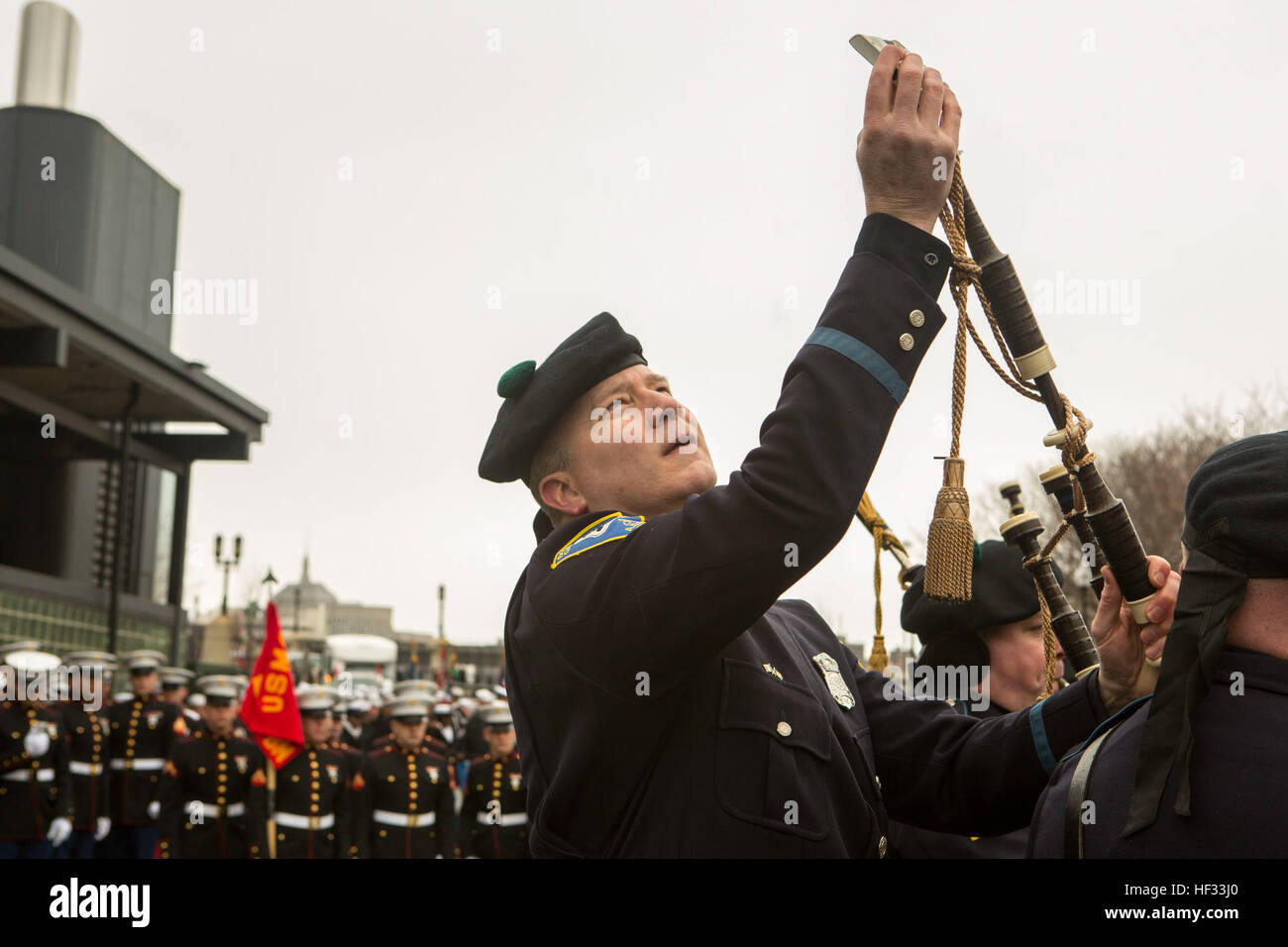 US-Marines mit Marine Corps Forces Command, 2D Marine Logistics Group und 2D Marineabteilung, beteiligen sich an der South Boston Alliierten Kriegsveteran Rat St. Patrick's Day Parade, South Boston, Massachusetts, 16. März 2015. Die Marines kamen über die USS Arlington (LPD-24) amphibious Transport Dock Schiff aus Norfolk, Virginia, nach South Boston Touren an Bord des Schiffes an die breite Öffentlichkeit durchzuführen und zur Teilnahme an Community-Beziehungen-Events. (Foto: U.S. Marine Corps CPL Wunsch M. Mora/freigegeben) US-Marines marschieren in die South Boston Alliierten Kriegsveteran Rat St. Patrick's Day Stockfoto