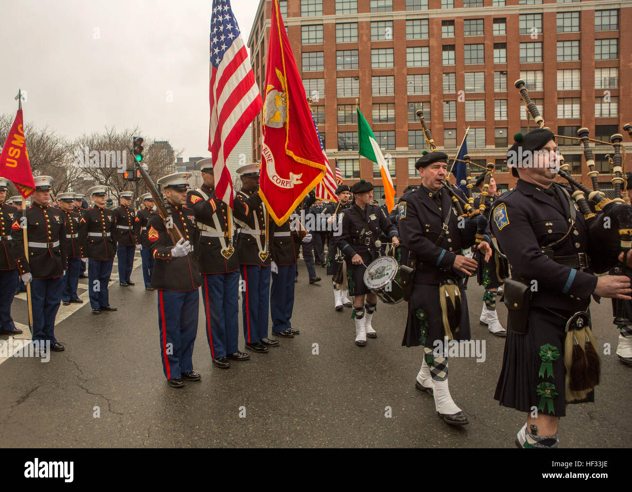 US-Marines mit Marine Corps Forces Command, 2D Marine Logistics Group und 2D Marineabteilung, beteiligen sich an der South Boston Alliierten Kriegsveteran Rat St. Patrick's Day Parade, South Boston, Massachusetts, 16. März 2015. Die Marines kamen über die USS Arlington (LPD-24) amphibious Transport Dock Schiff aus Norfolk, Virginia, nach South Boston Touren an Bord des Schiffes an die breite Öffentlichkeit durchzuführen und zur Teilnahme an Community-Beziehungen-Events. (Foto: U.S. Marine Corps CPL Wunsch M. Mora/freigegeben) US-Marines marschieren in die South Boston Alliierten Kriegsveteran Rat St. Patrick's Day Stockfoto