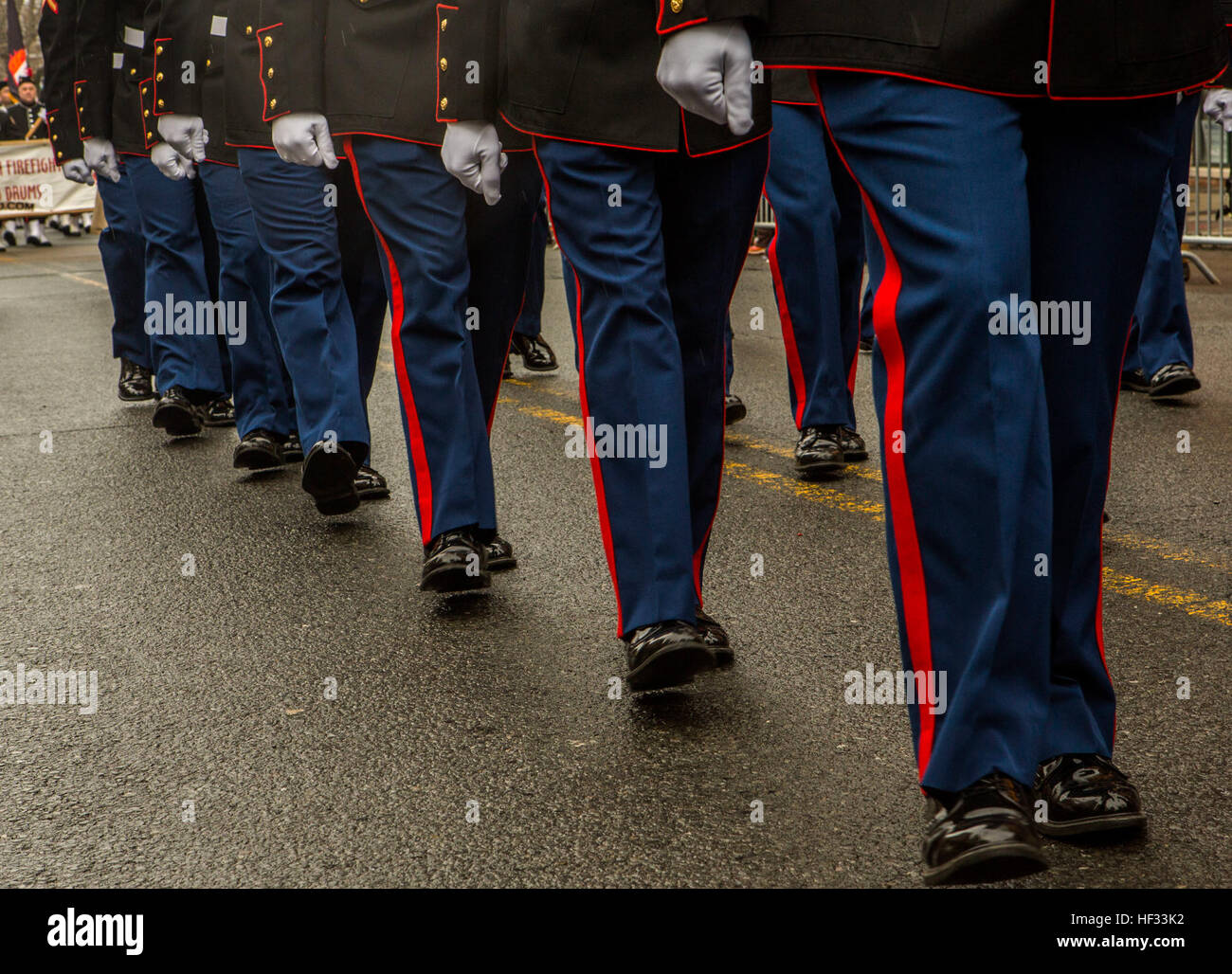 US-Marines mit Marine Corps Forces Command, 2D Marine Logistics Group und 2D Marineabteilung, beteiligen sich an der South Boston Alliierten Kriegsveteran Rat St. Patrick's Day Parade, South Boston, Massachusetts, 16. März 2015. Die Marines kamen über die USS Arlington (LPD-24) amphibious Transport Dock Schiff aus Norfolk, Virginia, nach South Boston Touren an Bord des Schiffes an die breite Öffentlichkeit durchzuführen und zur Teilnahme an Community-Beziehungen-Events. (Foto: U.S. Marine Corps CPL Wunsch M. Mora/freigegeben) US-Marines marschieren in die South Boston Alliierten Kriegsveteran Rat St. Patrick's Day Stockfoto