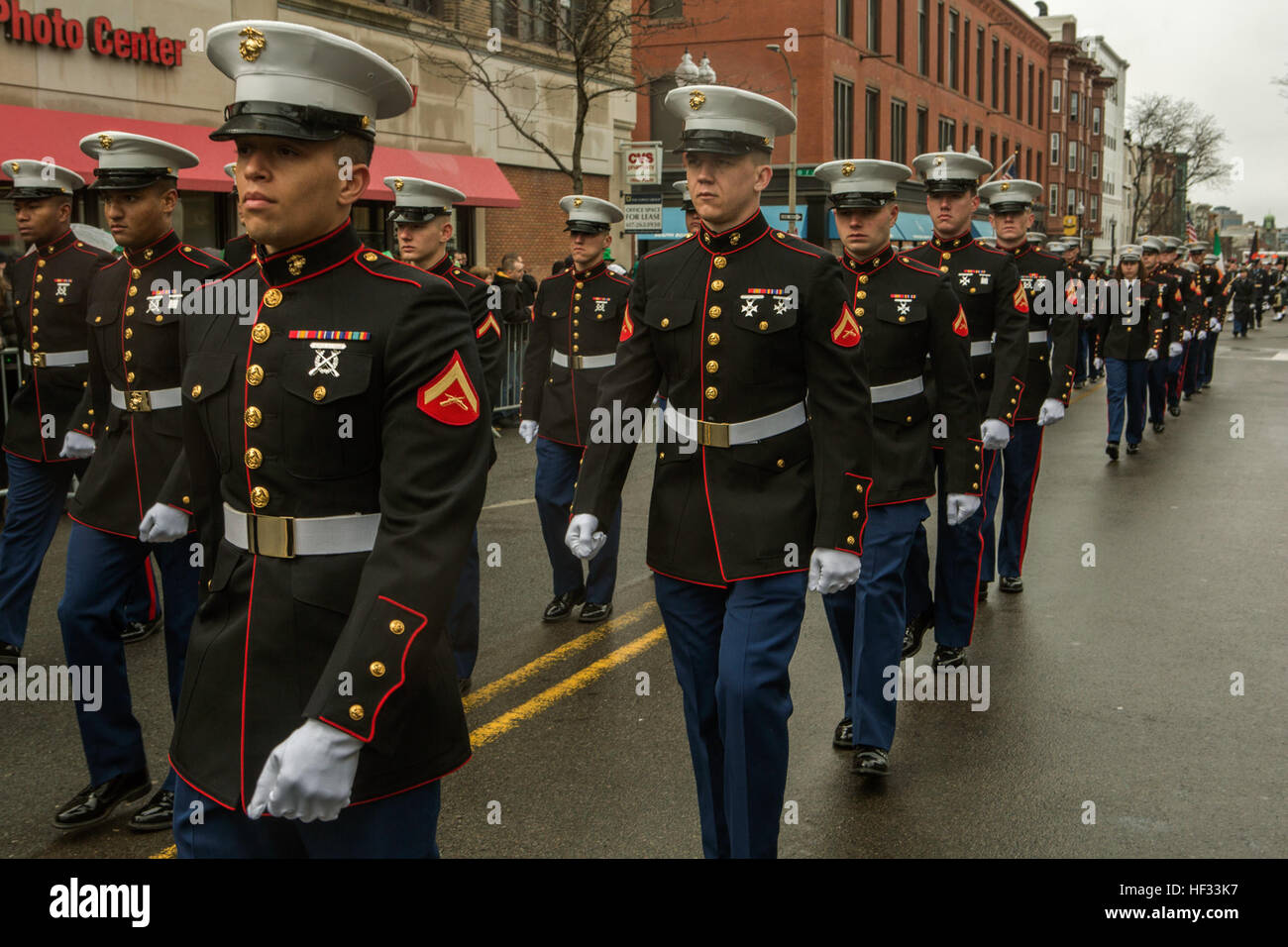 US-Marines mit Marine Corps Forces Command, 2D Marine Logistics Group und 2D Marineabteilung, beteiligen sich an der South Boston Alliierten Kriegsveteran Rat St. Patrick's Day Parade, South Boston, Massachusetts, 16. März 2015. Die Marines kamen über die USS Arlington (LPD-24) amphibious Transport Dock Schiff aus Norfolk, Virginia, nach South Boston Touren an Bord des Schiffes an die breite Öffentlichkeit durchzuführen und zur Teilnahme an Community-Beziehungen-Events. (Foto: U.S. Marine Corps CPL Wunsch M. Mora/freigegeben) US-Marines marschieren in die South Boston Alliierten Kriegsveteran Rat St. Patrick's Day Stockfoto