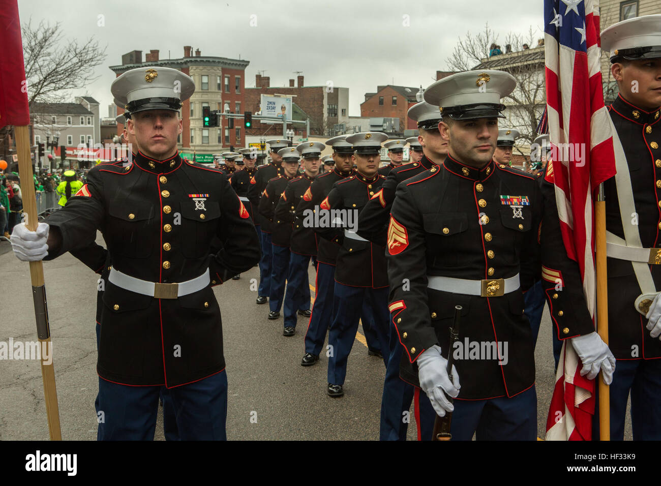 US-Marines mit Marine Corps Forces Command, 2D Marine Logistics Group und 2D Marineabteilung, beteiligen sich an der South Boston Alliierten Kriegsveteran Rat St. Patrick's Day Parade, South Boston, Massachusetts, 16. März 2015. Die Marines kamen über die USS Arlington (LPD-24) amphibious Transport Dock Schiff aus Norfolk, Virginia, nach South Boston Touren an Bord des Schiffes an die breite Öffentlichkeit durchzuführen und zur Teilnahme an Community-Beziehungen-Events. (Foto: U.S. Marine Corps CPL Wunsch M. Mora/freigegeben) US-Marines marschieren in die South Boston Alliierten Kriegsveteran Rat St. Patrick's Day Stockfoto