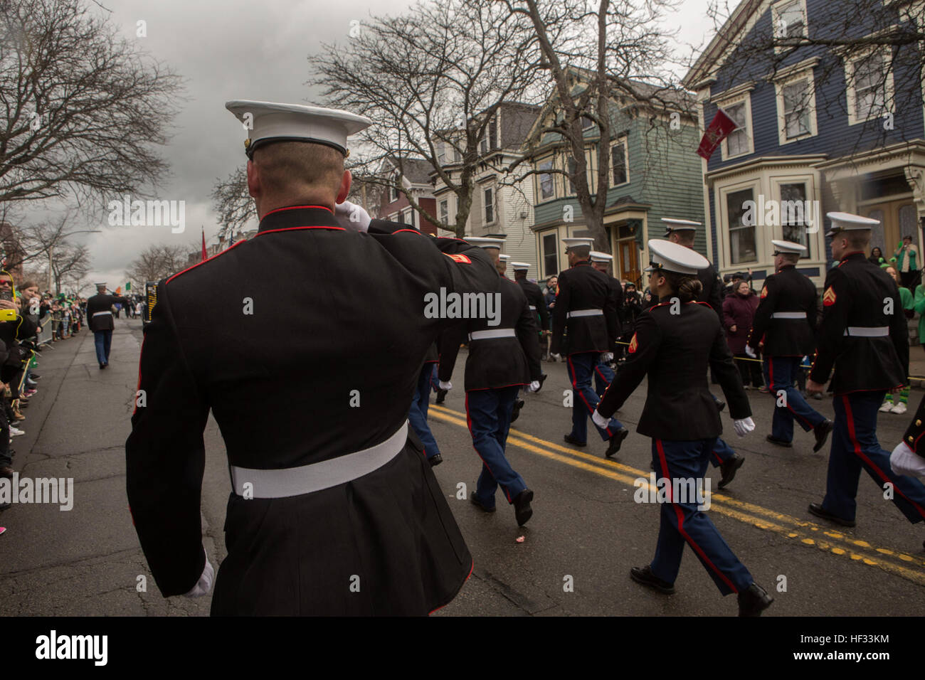 US-Marines mit Marine Corps Forces Command, 2D Marine Logistics Group und 2D Marineabteilung, beteiligen sich an der South Boston Alliierten Kriegsveteran Rat St. Patrick's Day Parade, South Boston, Massachusetts, 16. März 2015. Die Marines kamen über USS Arlington (LPD-24) amphibious Transport Dock Schiff aus Norfolk, Virginia, South Boston Touren an Bord des Schiffes an die breite Öffentlichkeit durchzuführen und zur Teilnahme an Community-Beziehungen-Events. (Foto: U.S. Marine Corps CPL Wunsch M. Mora / veröffentlicht) US-Marines marschieren in die South Boston Alliierten Kriegsveteran Rat St. Patrick's Day Stockfoto