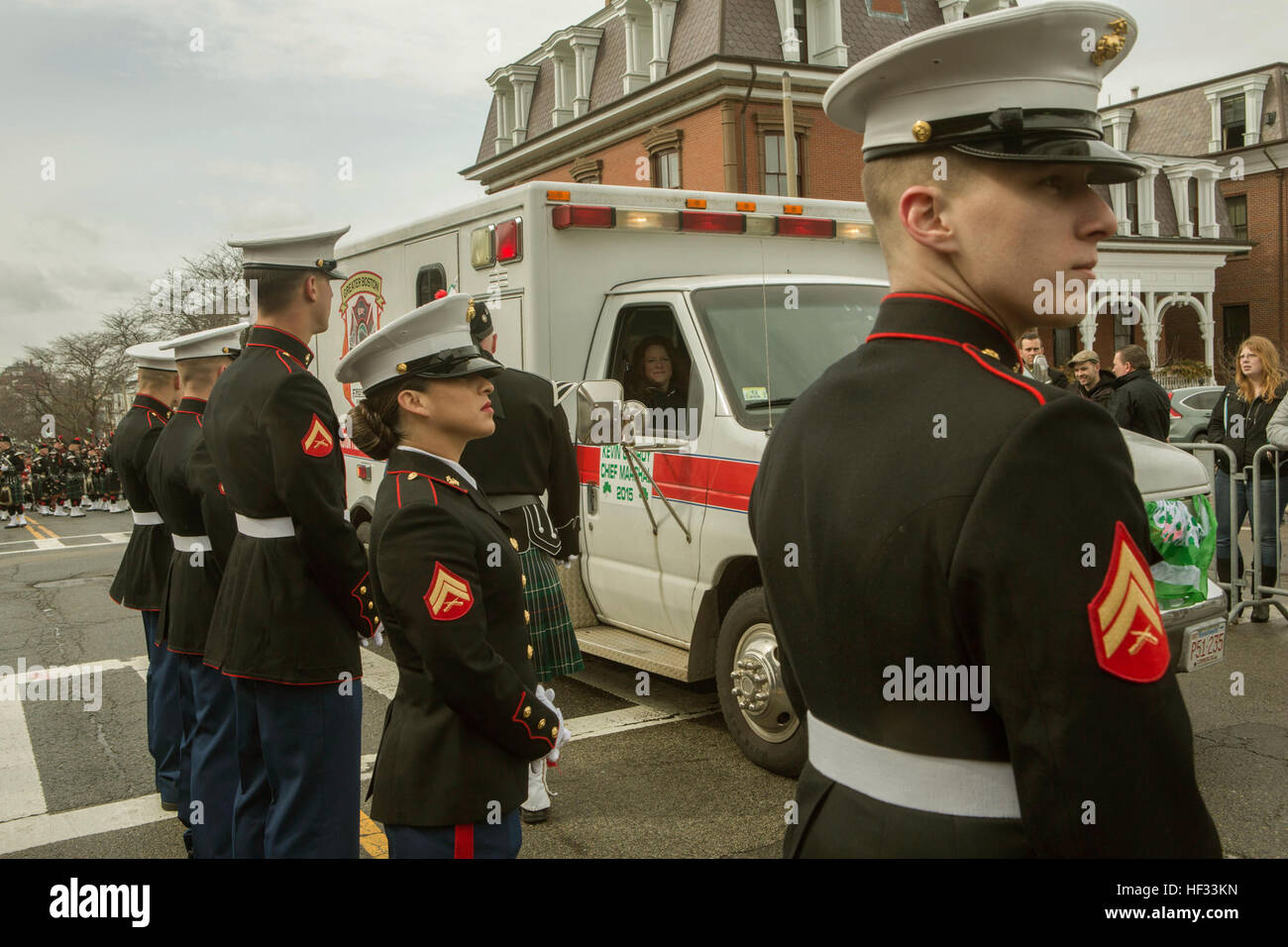 US-Marines mit Marine Corps Forces Command, 2D Marine Logistics Group und 2D Marineabteilung, beteiligen sich an der South Boston Alliierten Kriegsveteran Rat St. Patrick's Day Parade, South Boston, Massachusetts, 16. März 2015. Die Marines kamen über die USS Arlington (LPD-24) amphibious Transport Dock Schiff aus Norfolk, Virginia, nach South Boston Touren an Bord des Schiffes an die breite Öffentlichkeit durchzuführen und zur Teilnahme an Community-Beziehungen-Events. (Foto: U.S. Marine Corps CPL Wunsch M. Mora / veröffentlicht) US-Marines marschieren in der South Boston Alliierten Kriegsveteran Rat St. Patrick ist Da Stockfoto